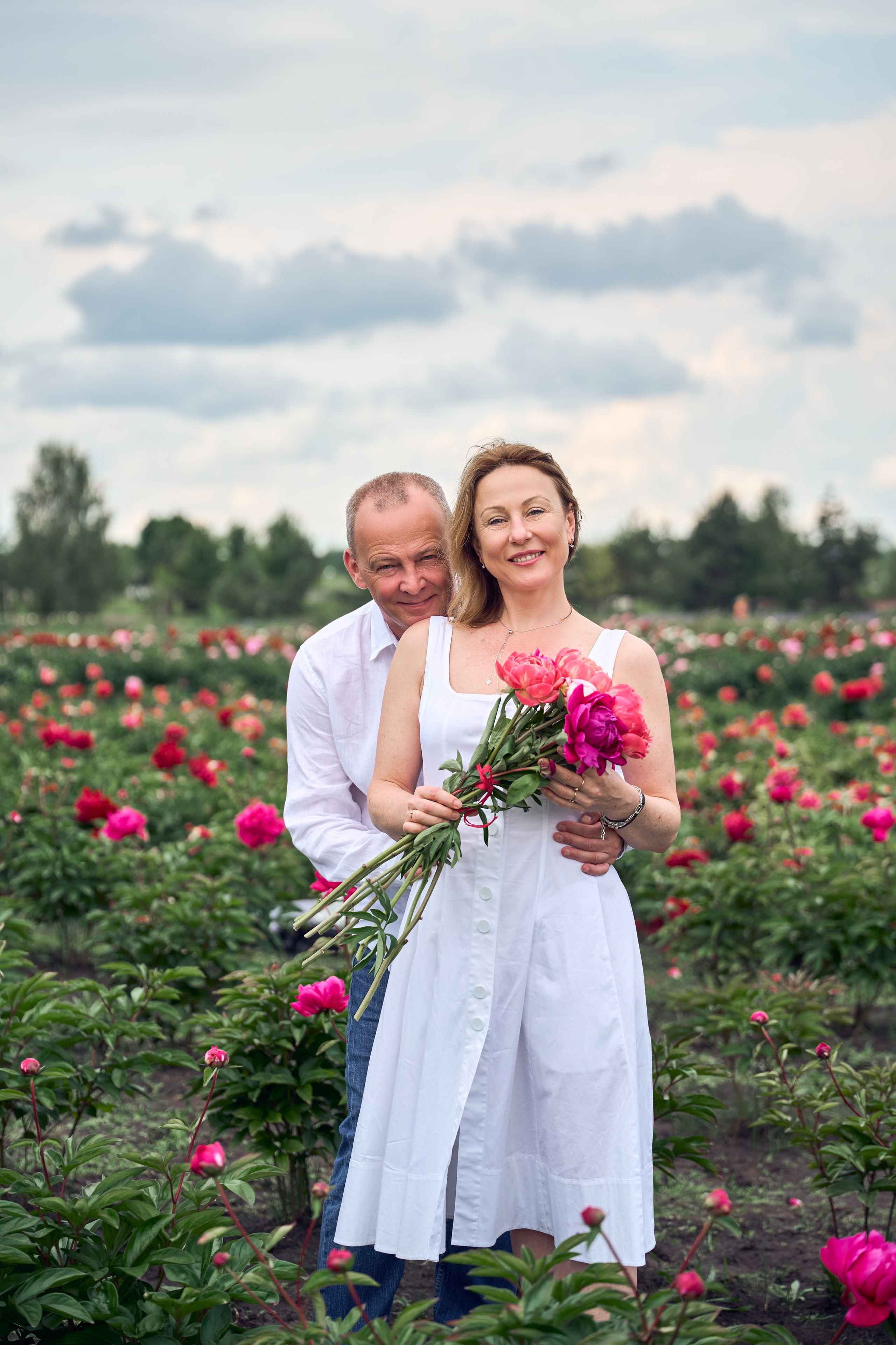 Сімейна фотосесія з піонами у Добропарку. Family photographer in Kiev Natalia Shkavron