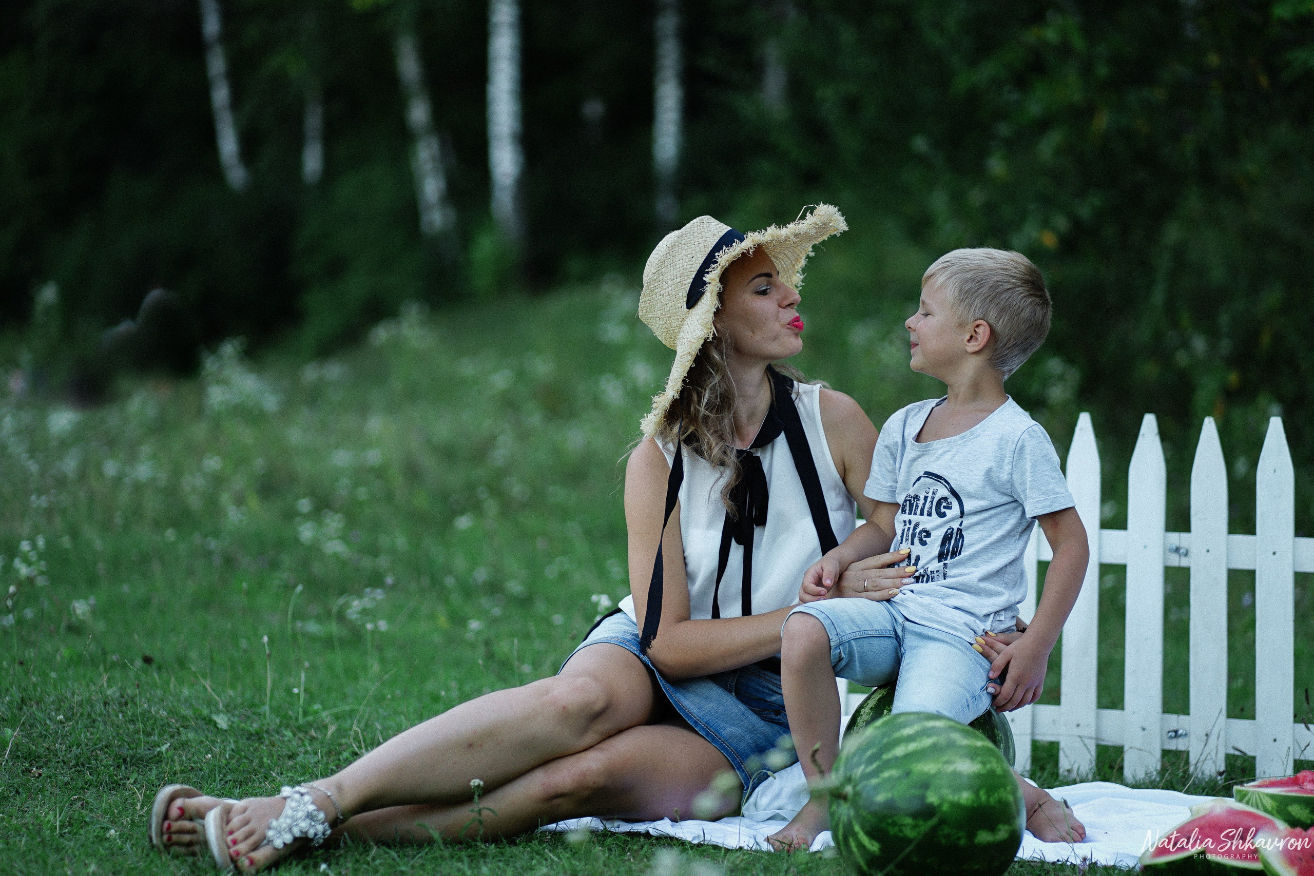 Сімейна фотосесія з кавунами. Family photographer in Kiev Natalia Shkavron
