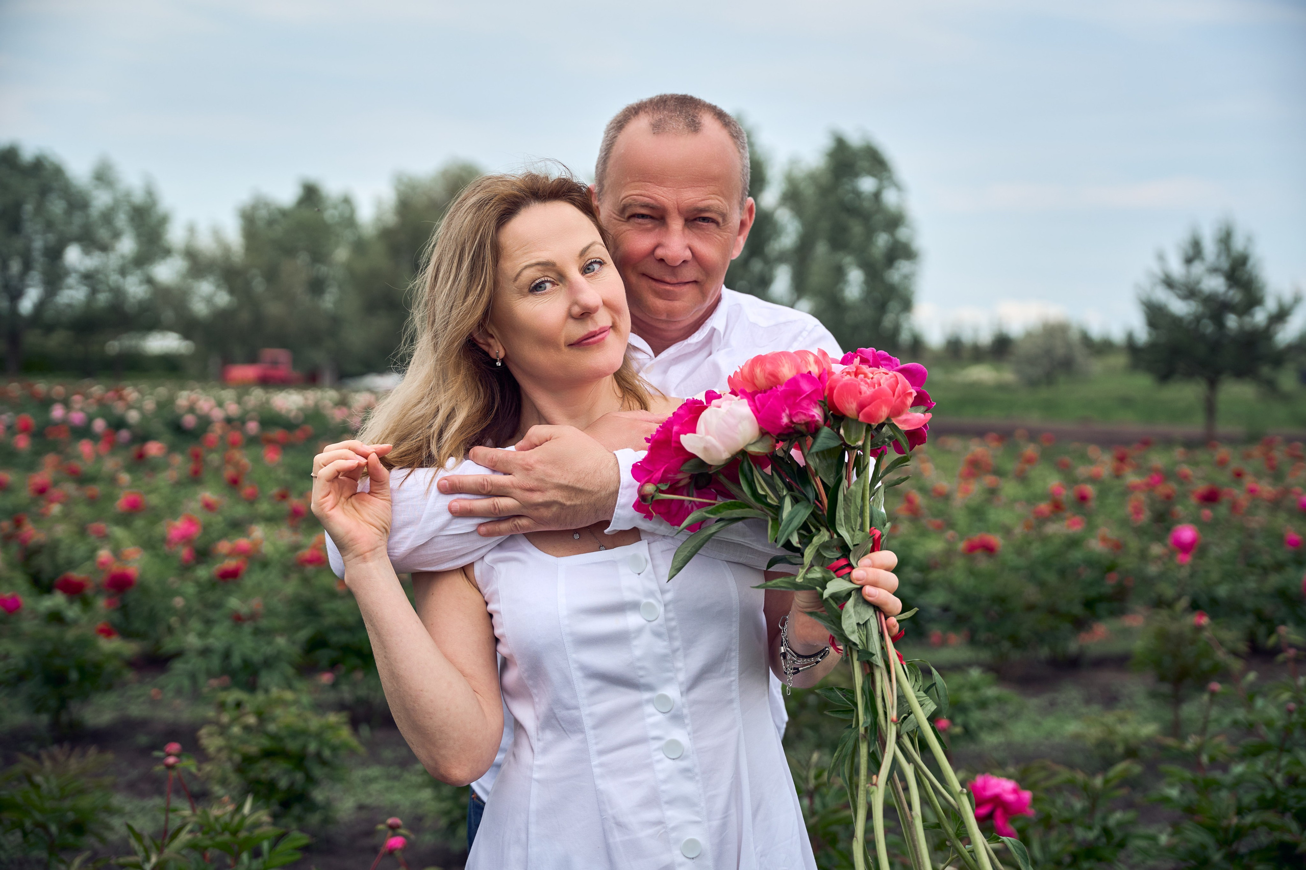 Сімейна фотосесія з піонами у Добропарку. Family photographer in Kiev Natalia Shkavron