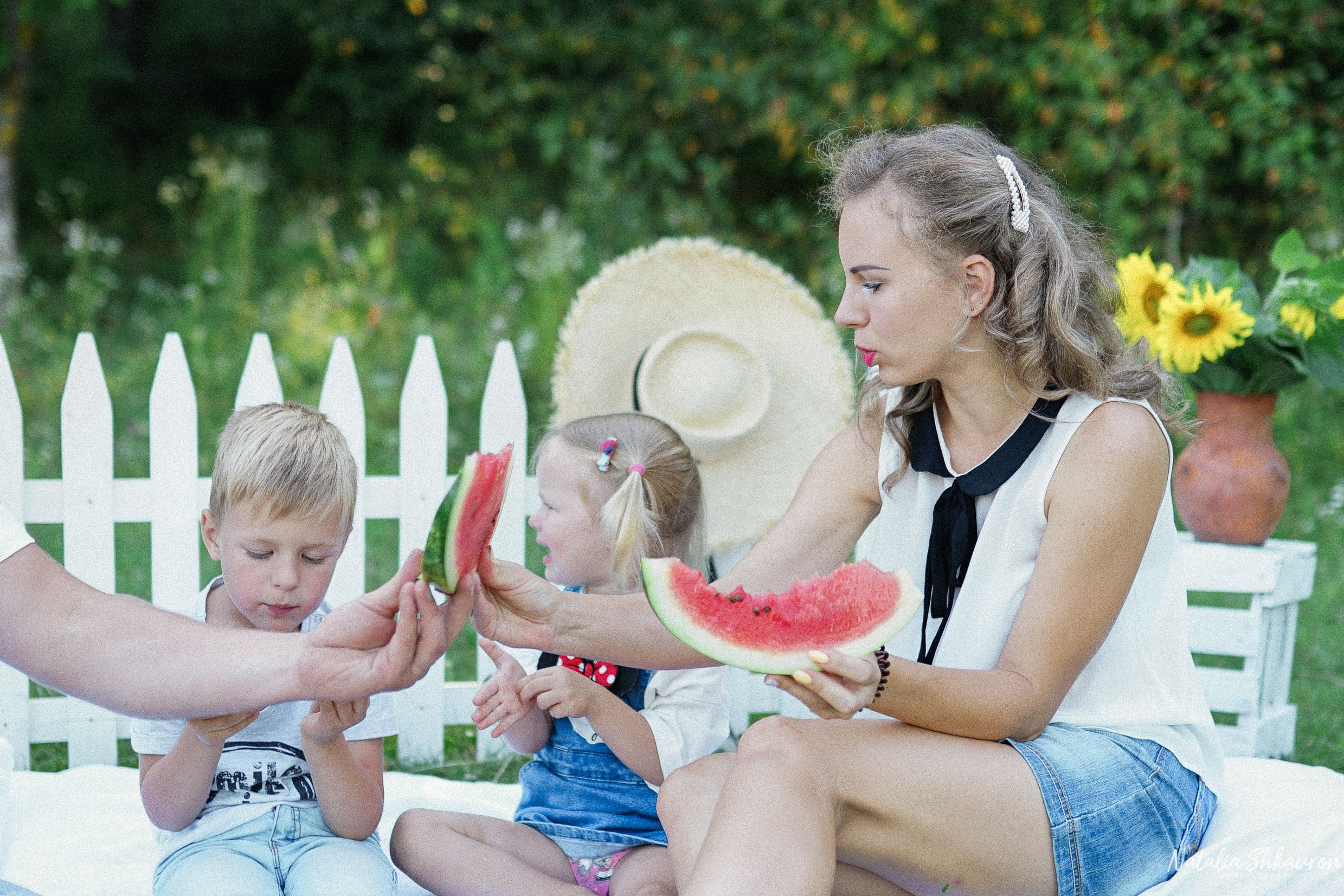 Сімейна фотосесія з кавунами. Family photographer in Kiev Natalia Shkavron