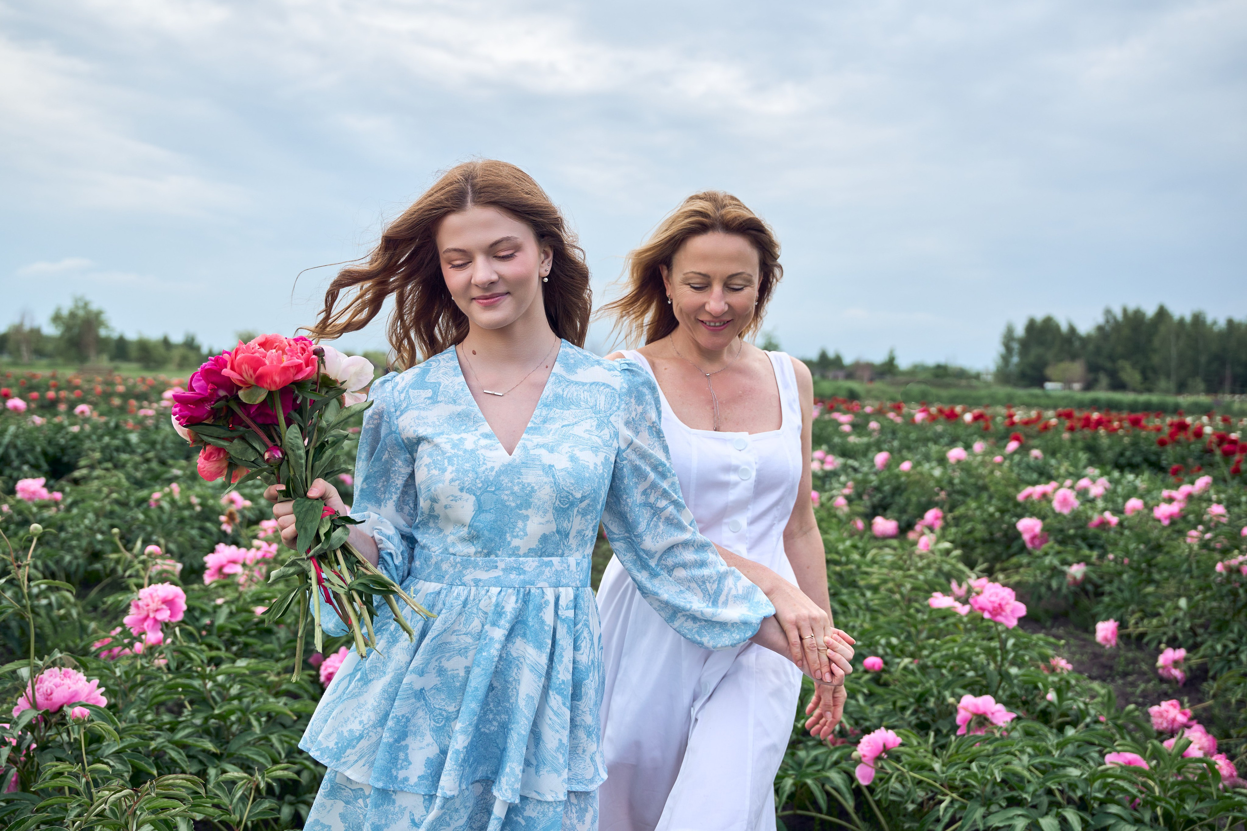 Сімейна фотосесія з піонами у Добропарку. Family photographer in Kiev Natalia Shkavron