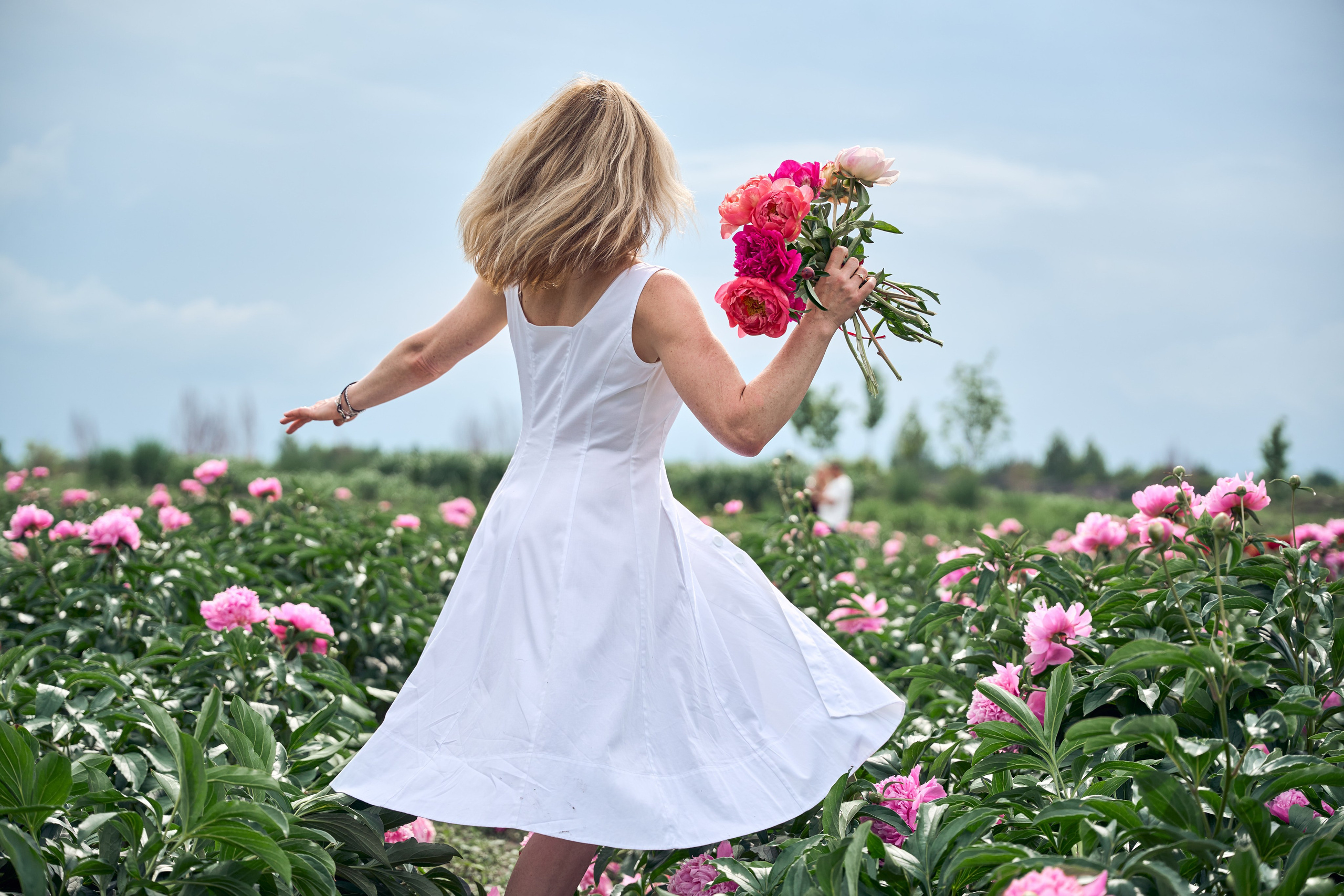 Сімейна фотосесія з піонами у Добропарку. Family photographer in Kiev Natalia Shkavron