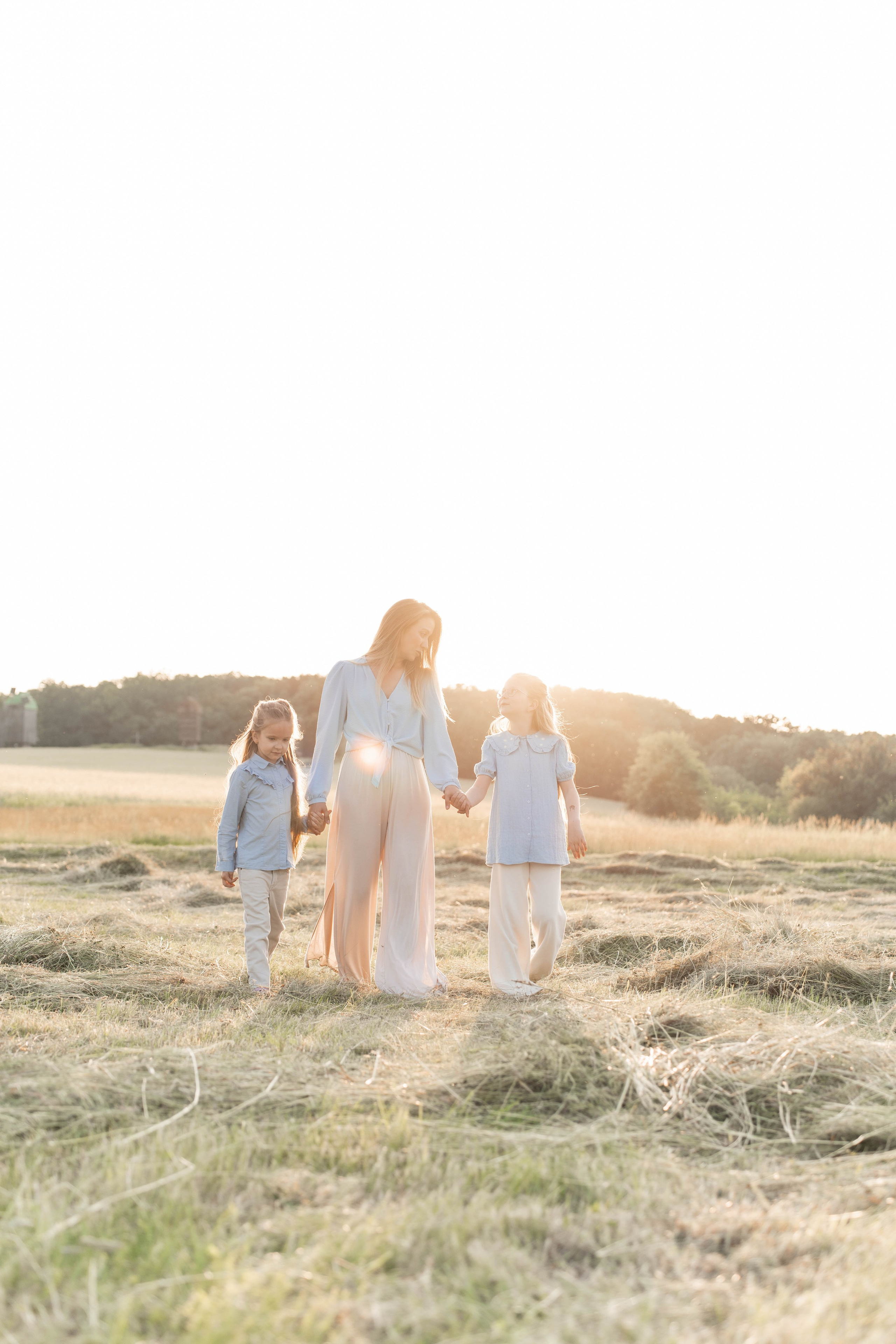 Сімейна фотосесія в Пирогово мами з двома донями. Сімейний фотограф Київ Наталія Шкаврон