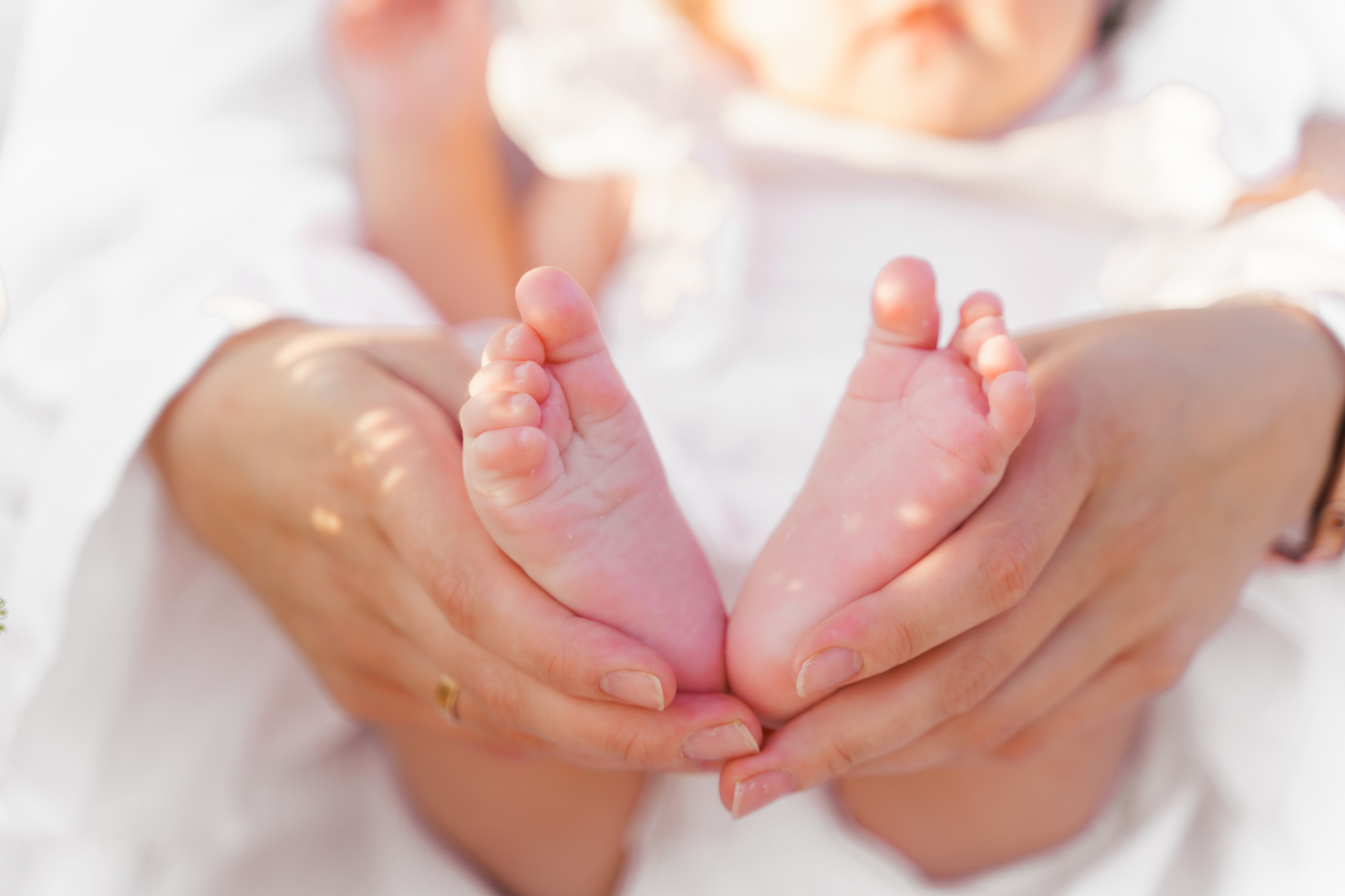 Фотосесія мама та доня в полі з тюками соломи. Сімейний фотограф Київ Наталія Шкаврон