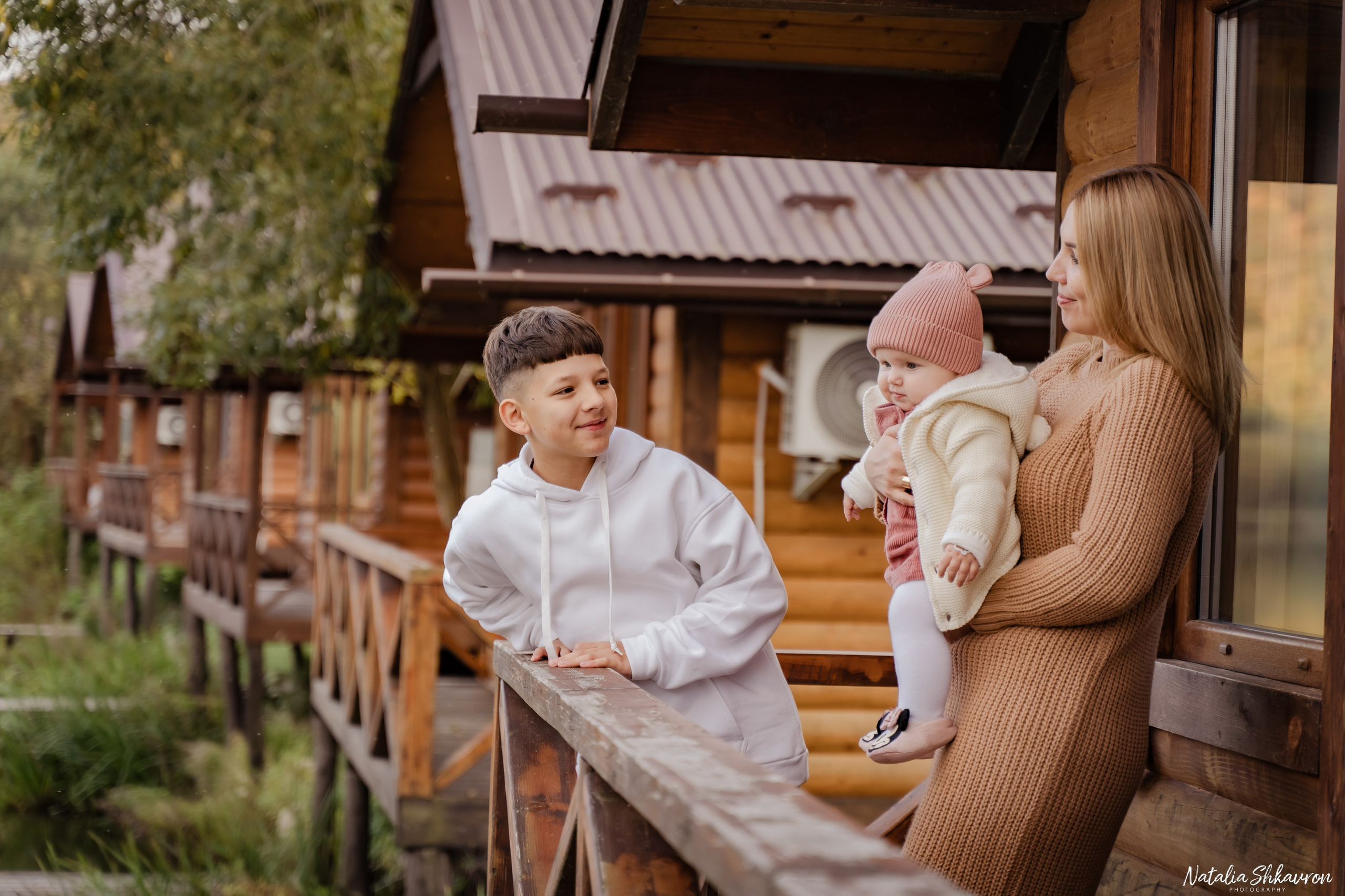 Сімейна фотосесія восени біля води. Family photographer in Kiev Natalia Shkavron