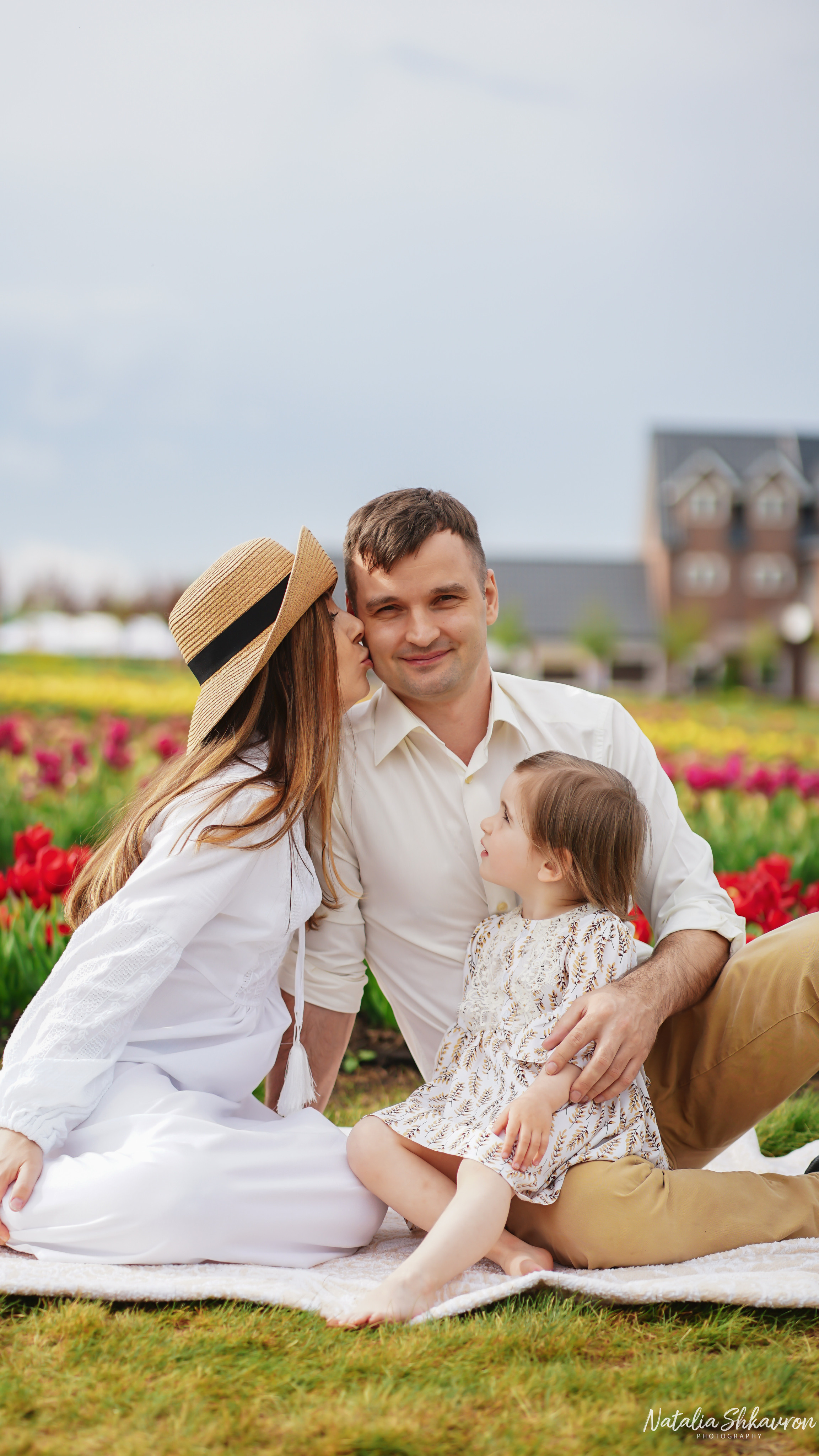 Сімейна фотосесія в тюльпанах. Сімейний фотограф Київ Наталія Шкаврон