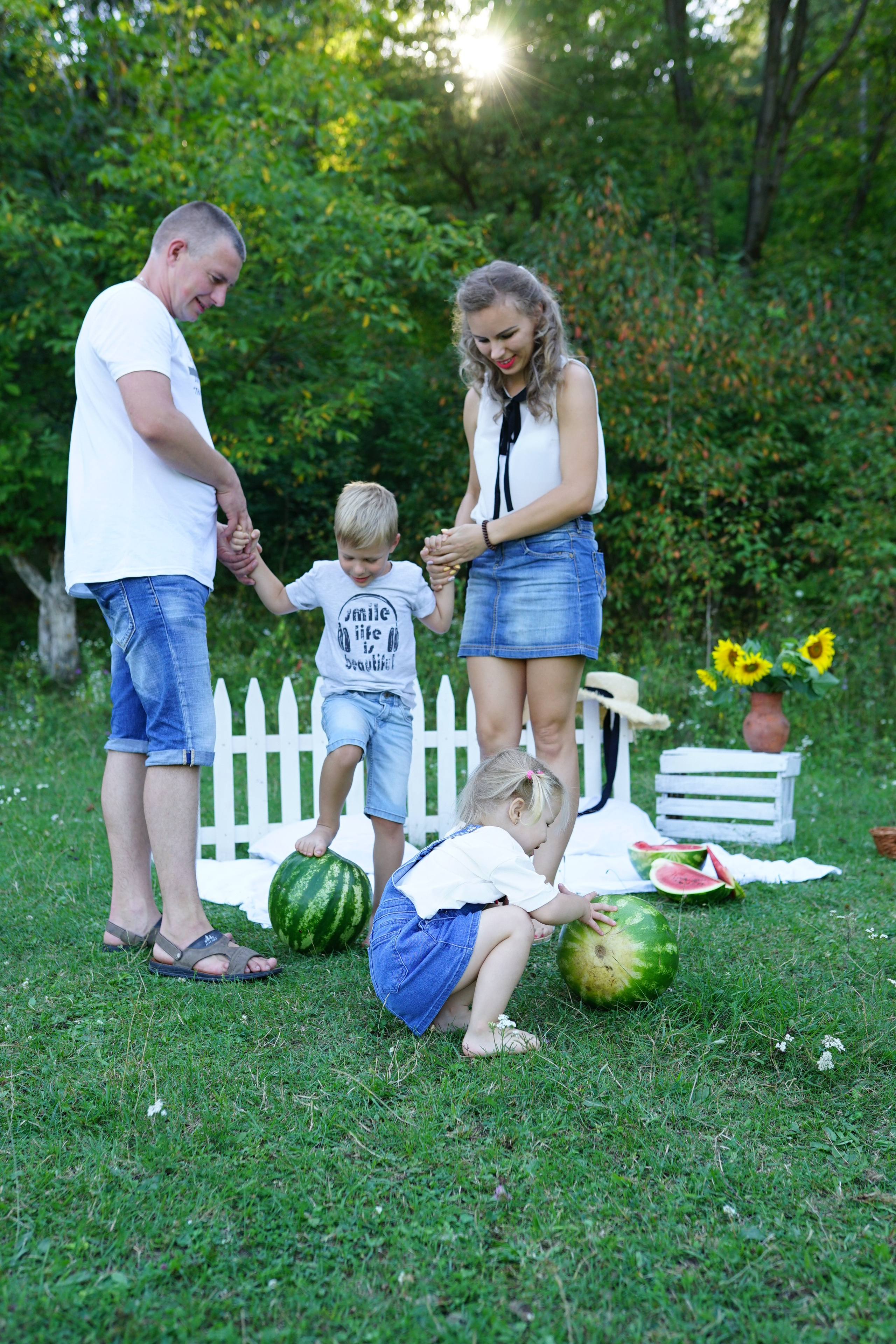 Сімейна фотосесія з кавунами. Family photographer in Kiev Natalia Shkavron
