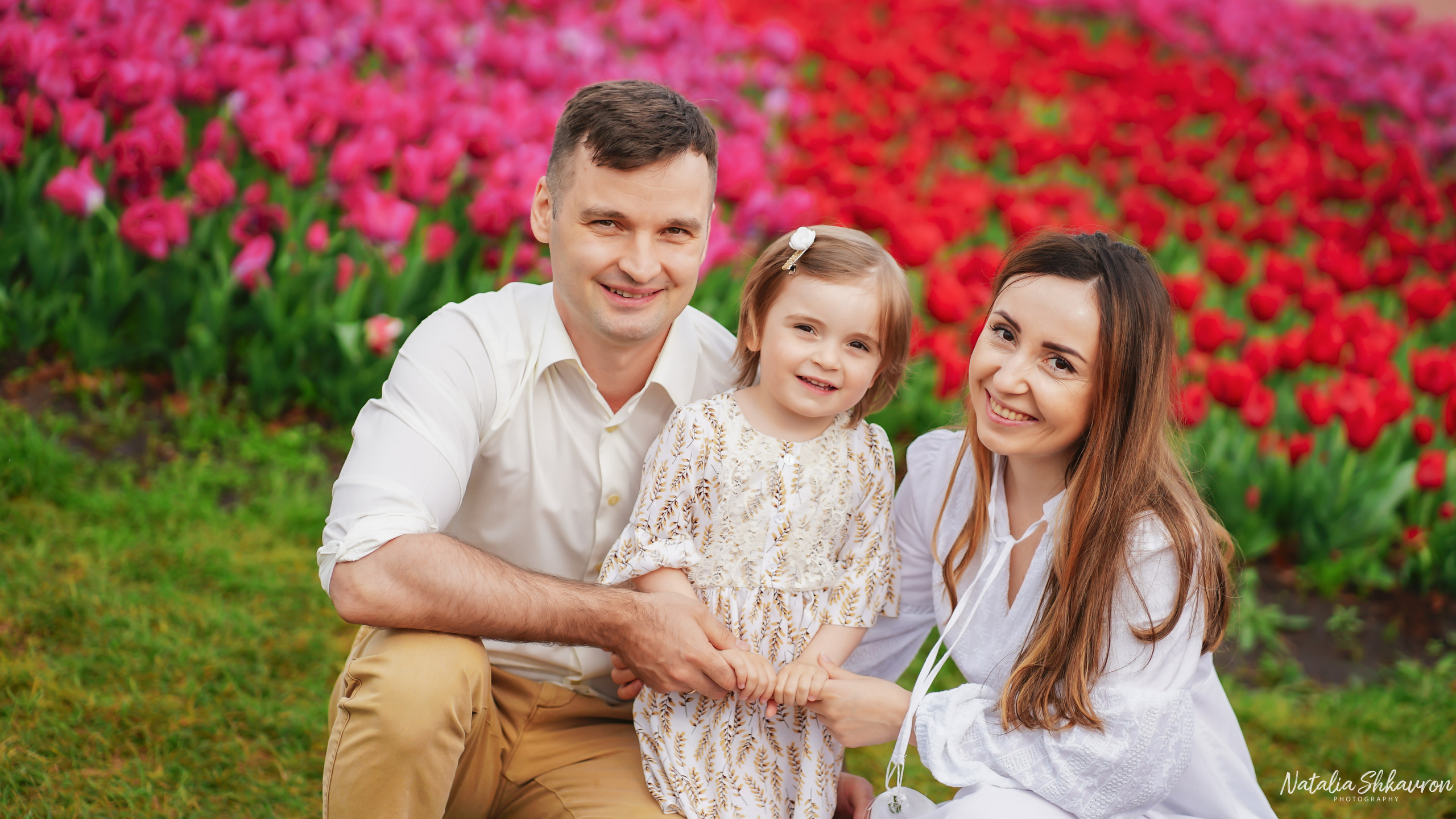 Сімейна фотосесія в тюльпанах. Сімейний фотограф Київ Наталія Шкаврон