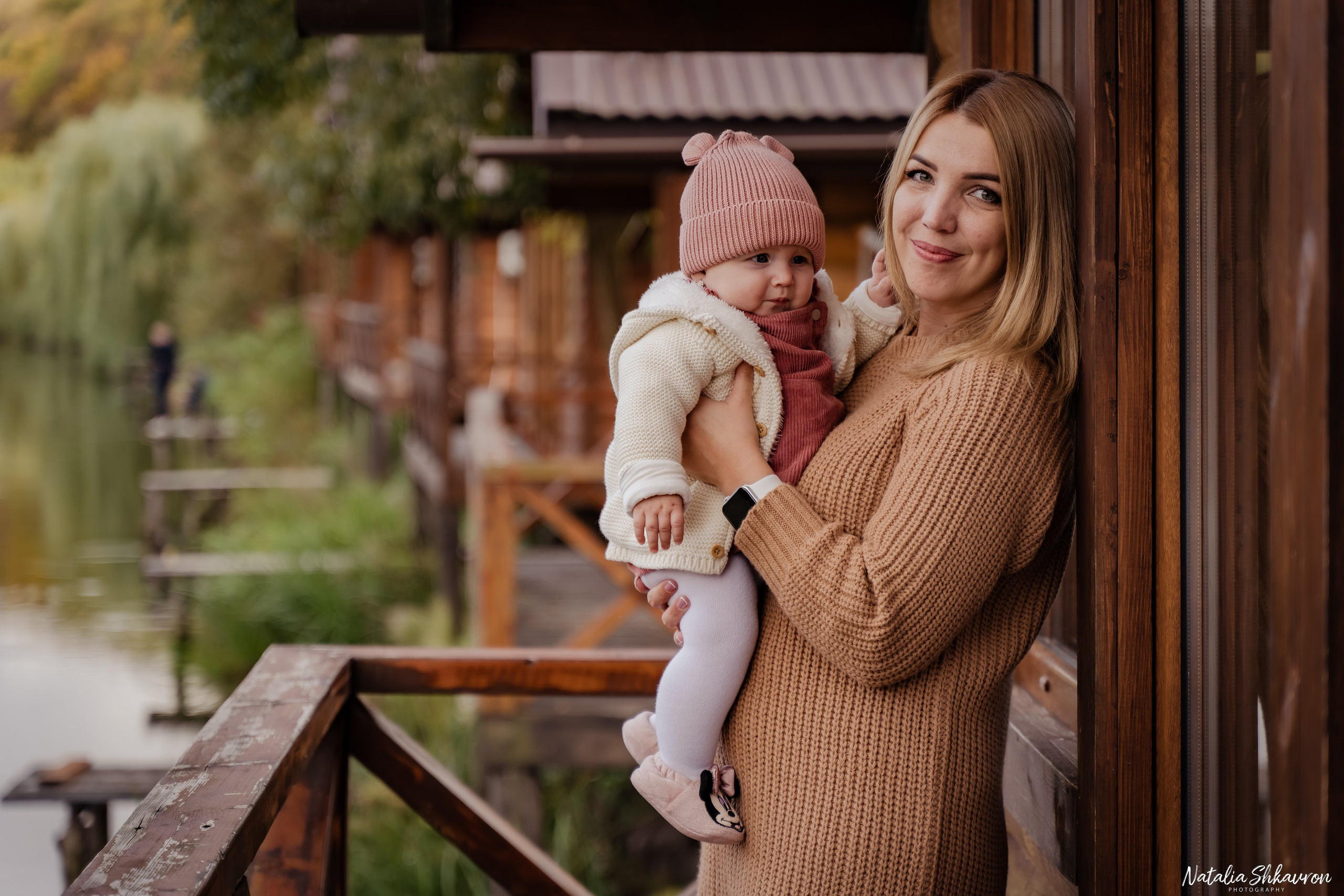 Сімейна фотосесія восени біля води. Family photographer in Kiev Natalia Shkavron