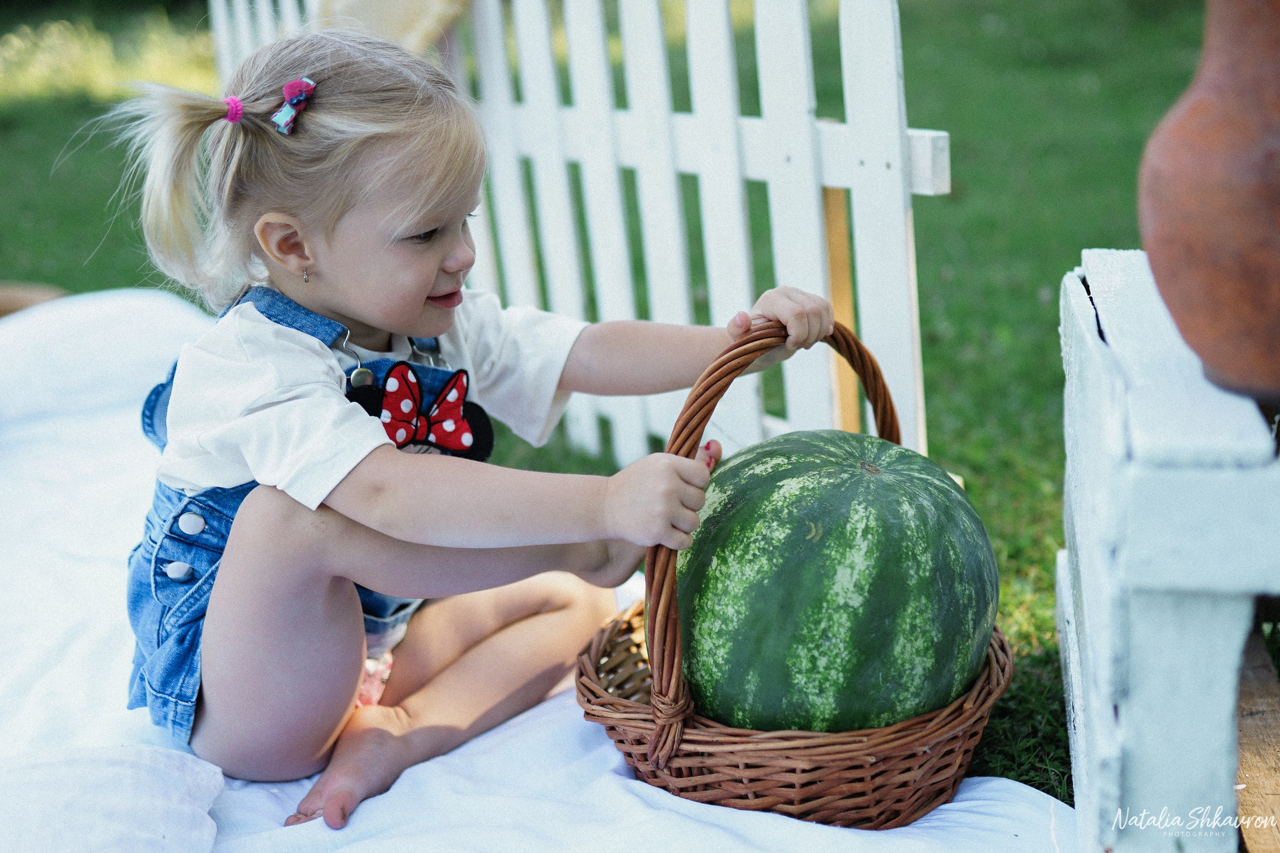 Сімейна фотосесія з кавунами. Family photographer in Kiev Natalia Shkavron