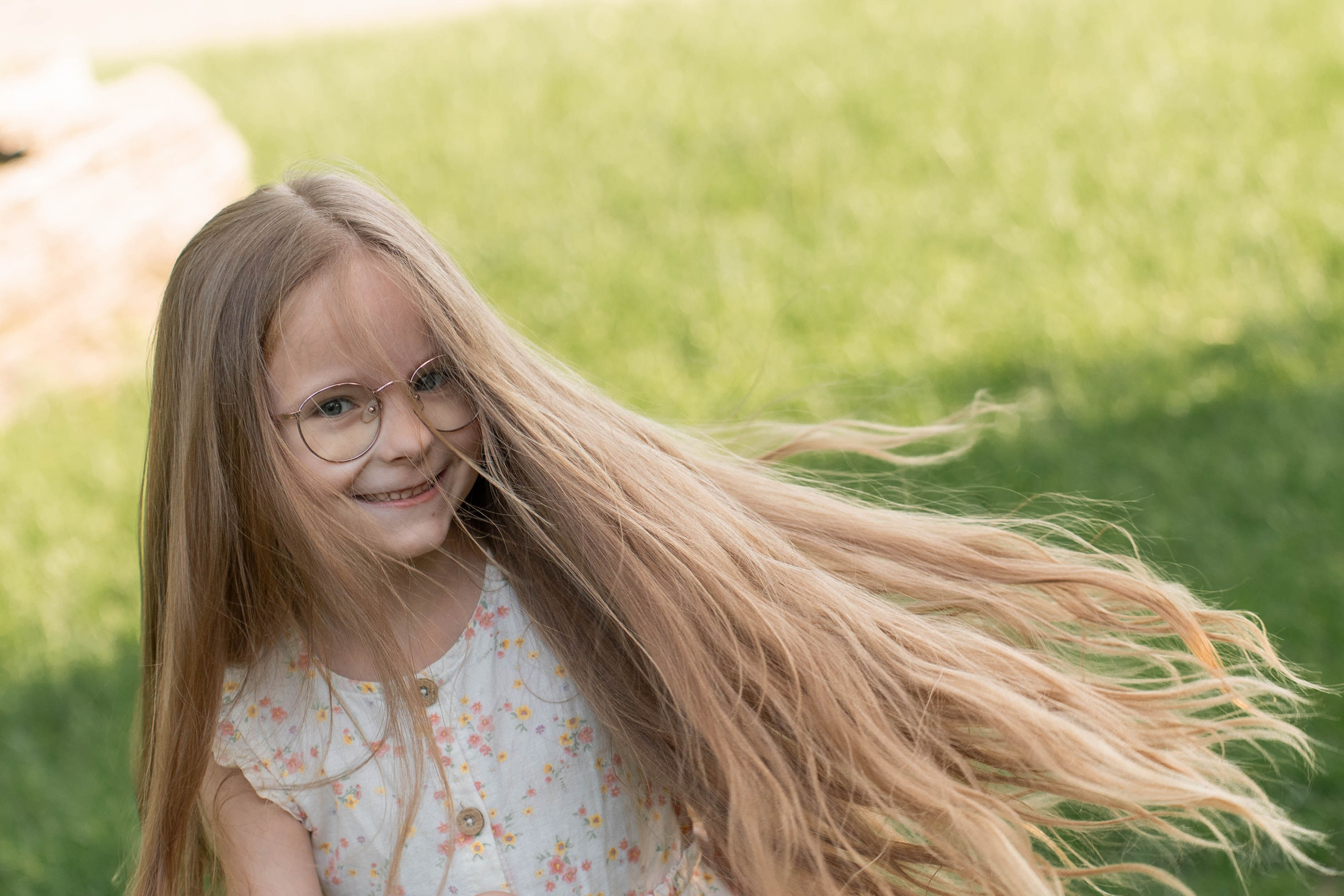 Сімейна фотосесія в Пирогово мами з двома донями. Сімейний фотограф Київ Наталія Шкаврон