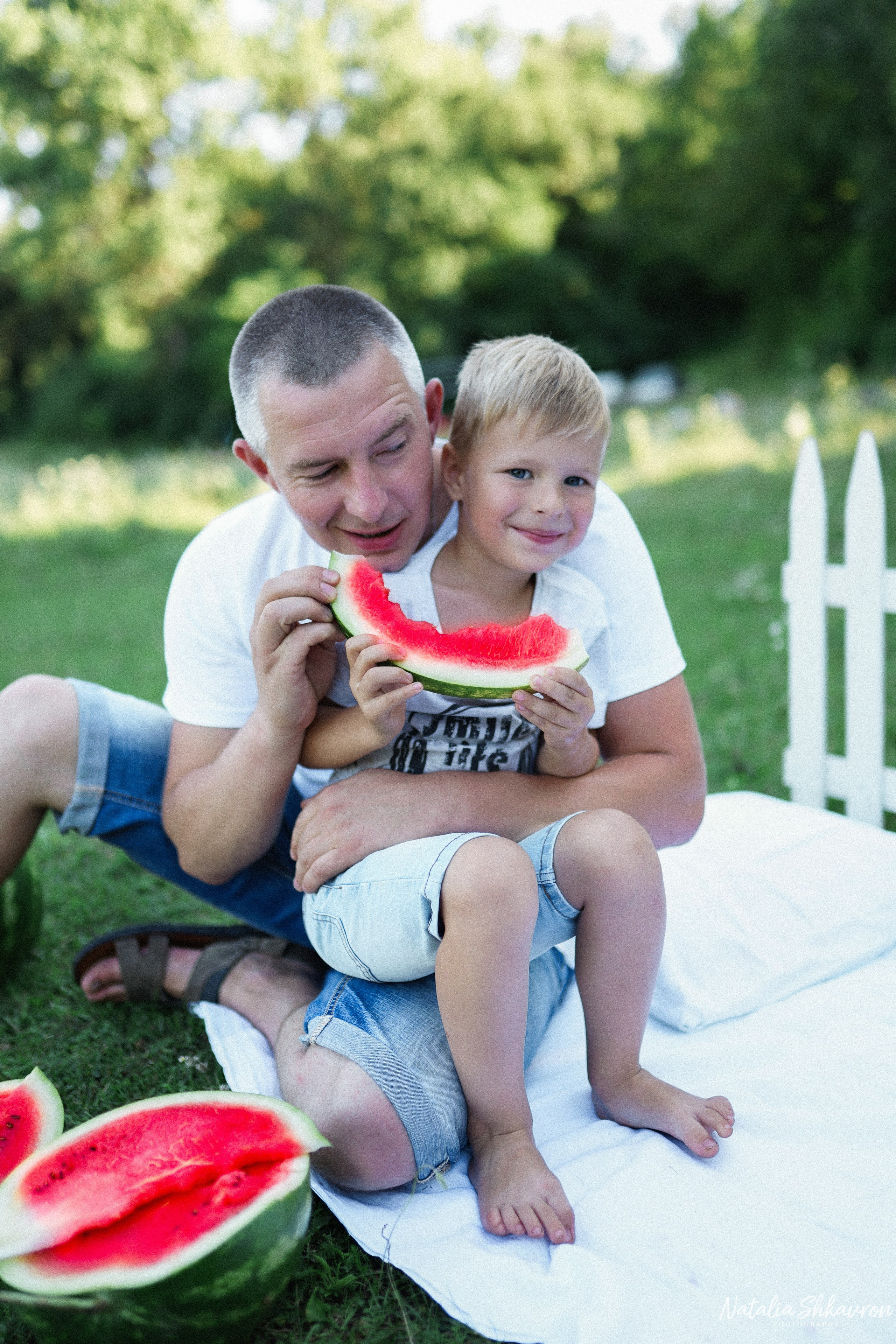 Сімейна фотосесія з кавунами. Family photographer in Kiev Natalia Shkavron