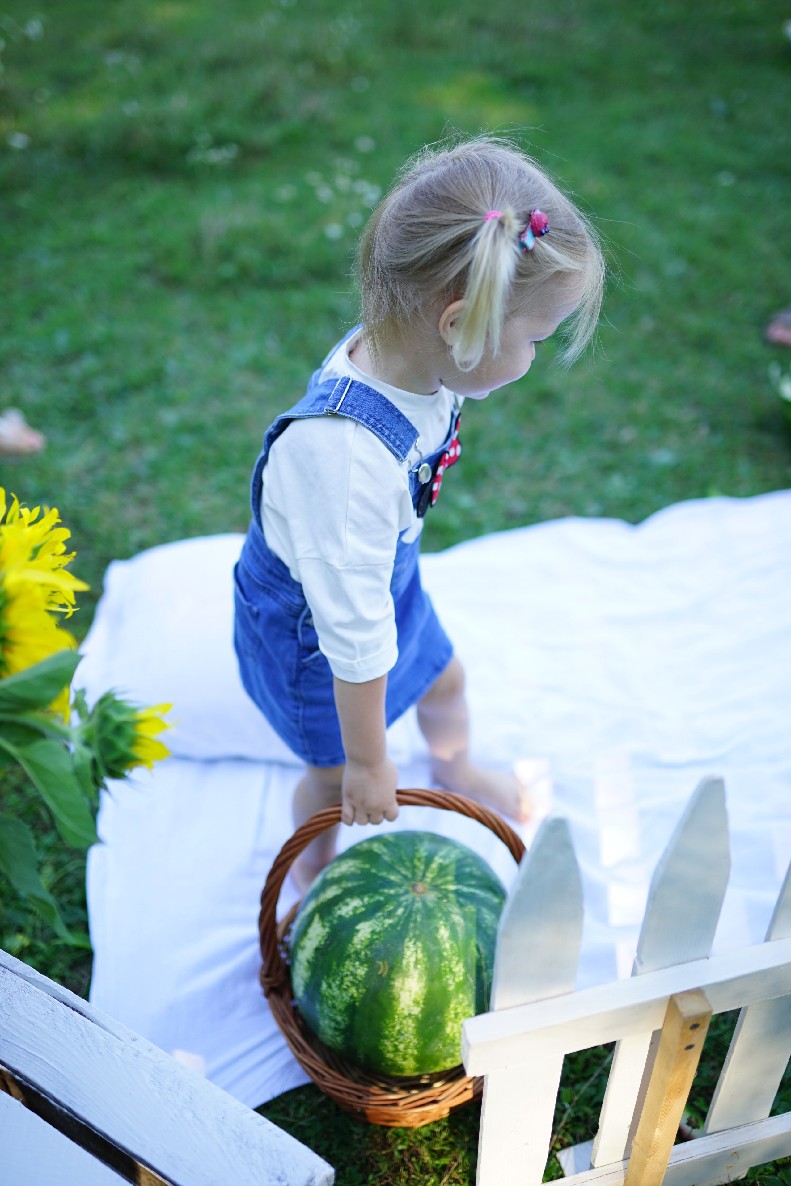 Сімейна фотосесія з кавунами. Family photographer in Kiev Natalia Shkavron