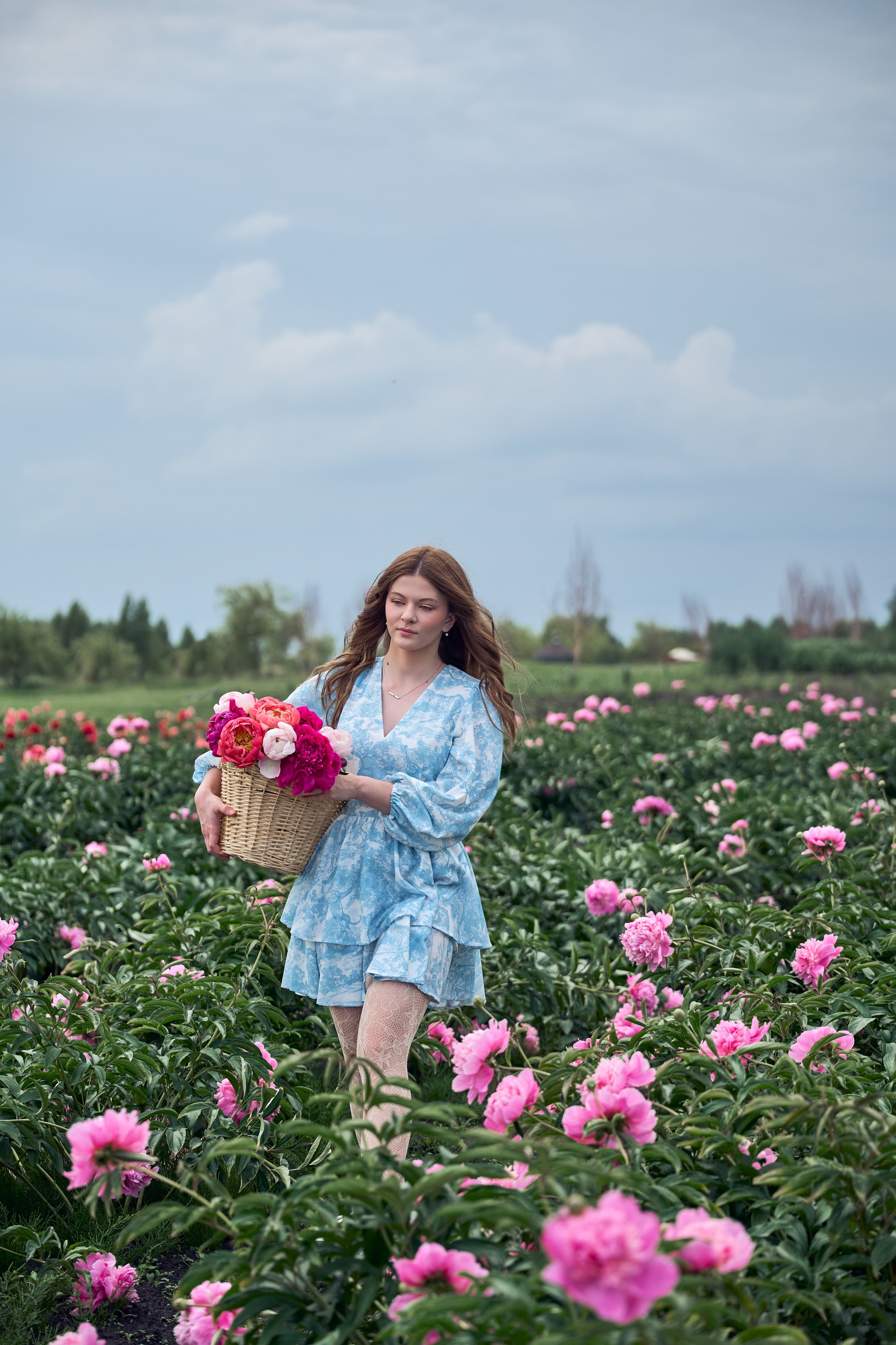 Сімейна фотосесія з піонами у Добропарку. Family photographer in Kiev Natalia Shkavron