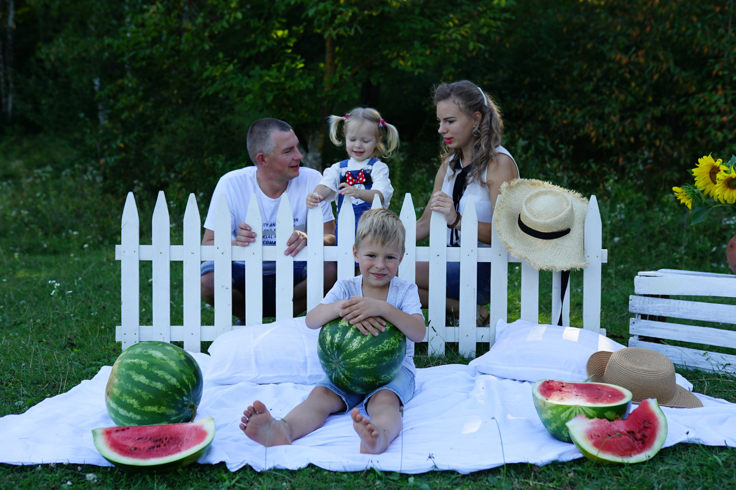 Сімейна фотосесія з кавунами. Family photographer in Kiev Natalia Shkavron