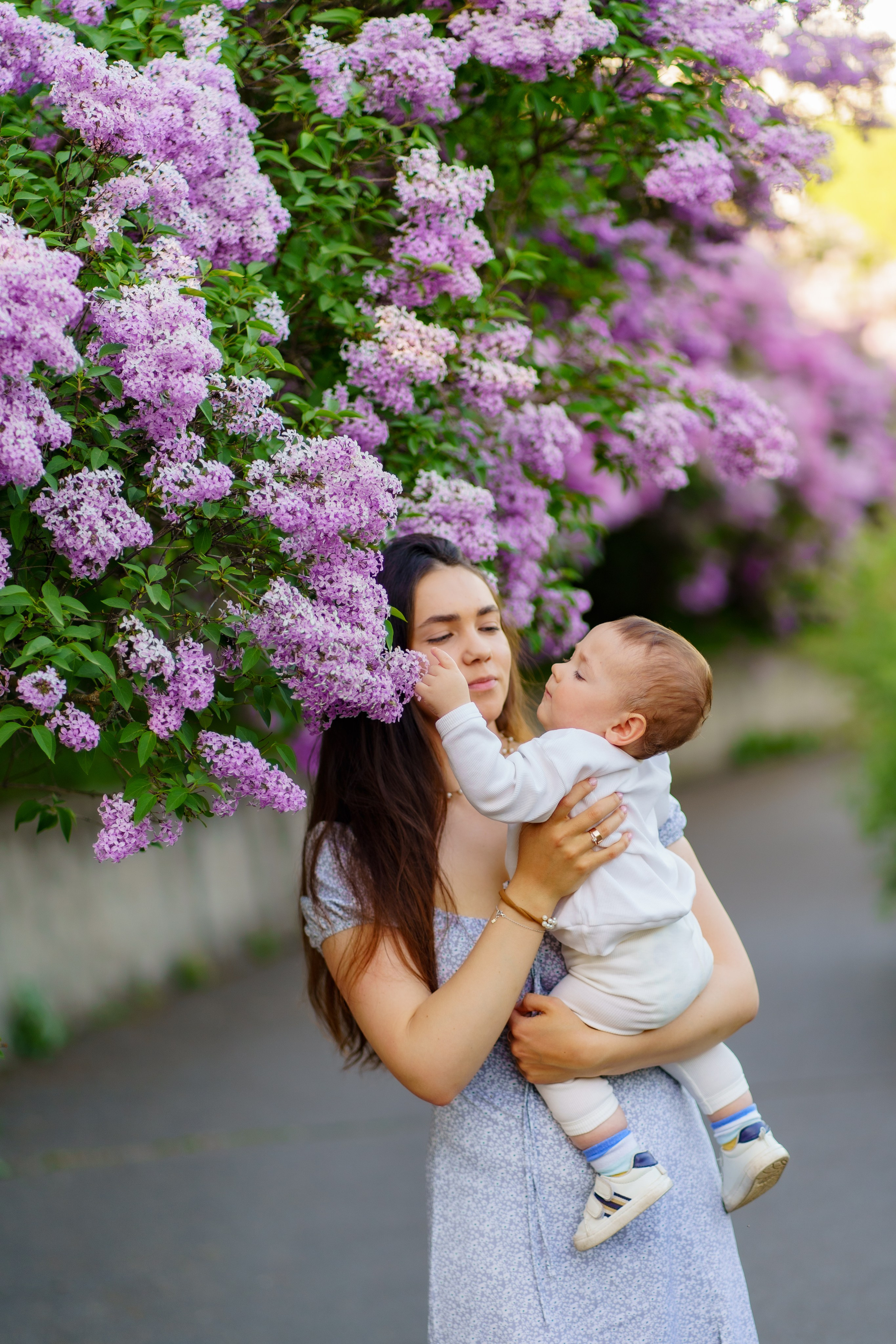 Сімейна фотосесія в бузку Київ. Сімейний фотограф Київ Наталія Шкаврон