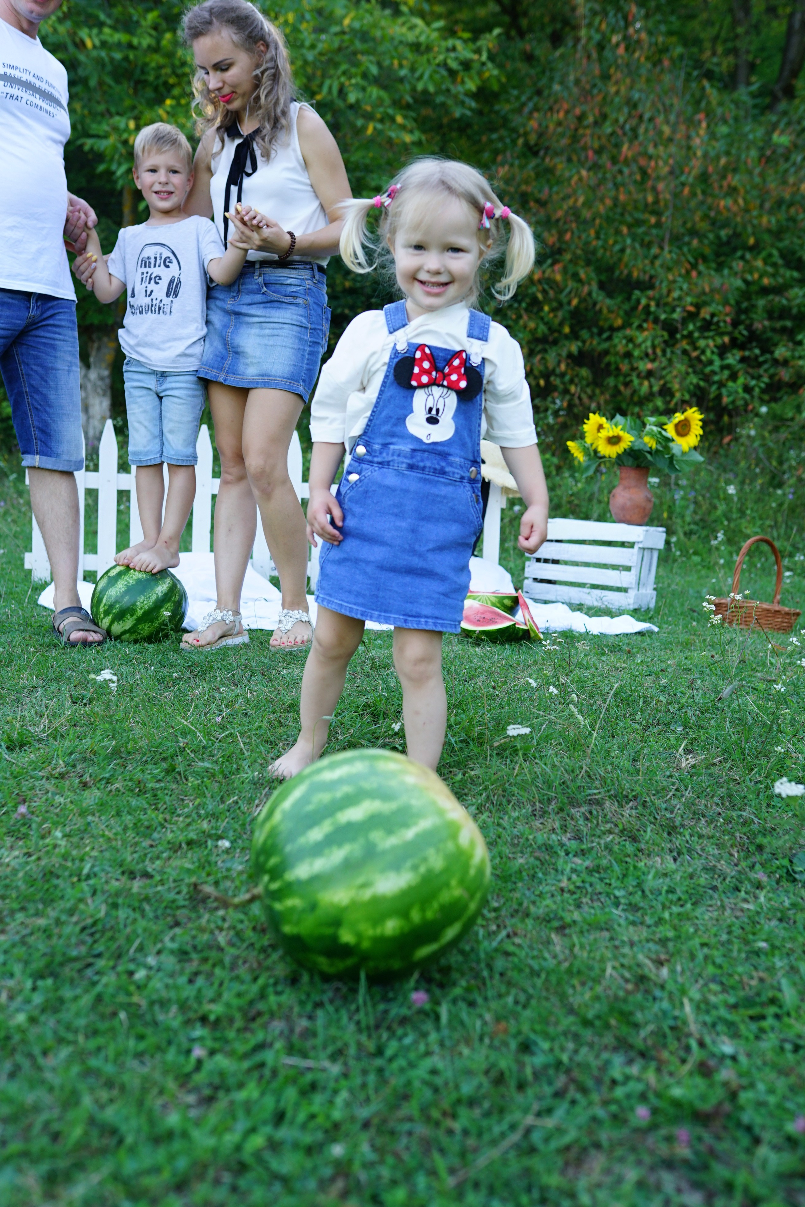 Сімейна фотосесія з кавунами. Family photographer in Kiev Natalia Shkavron