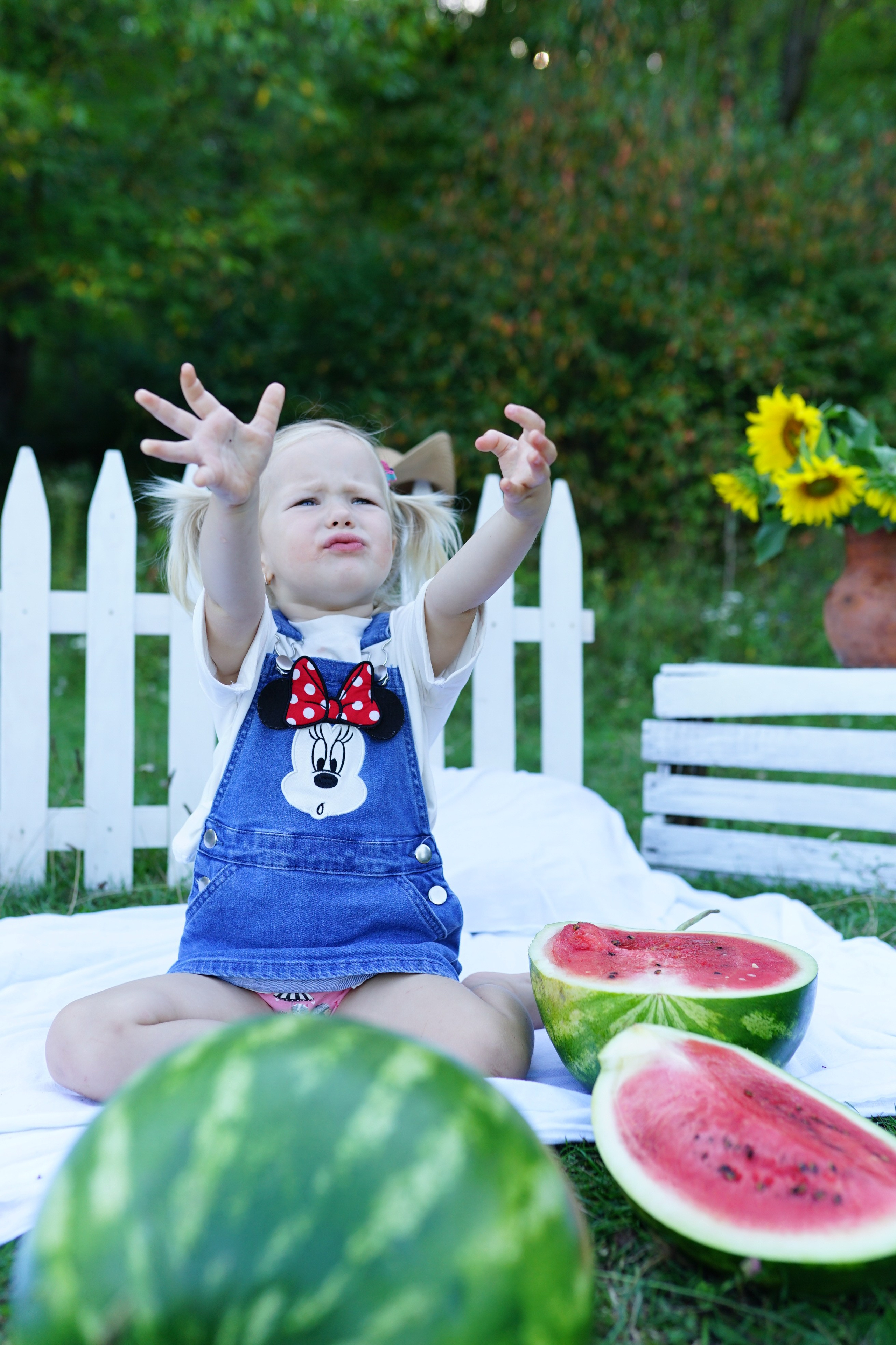 Сімейна фотосесія з кавунами. Family photographer in Kiev Natalia Shkavron