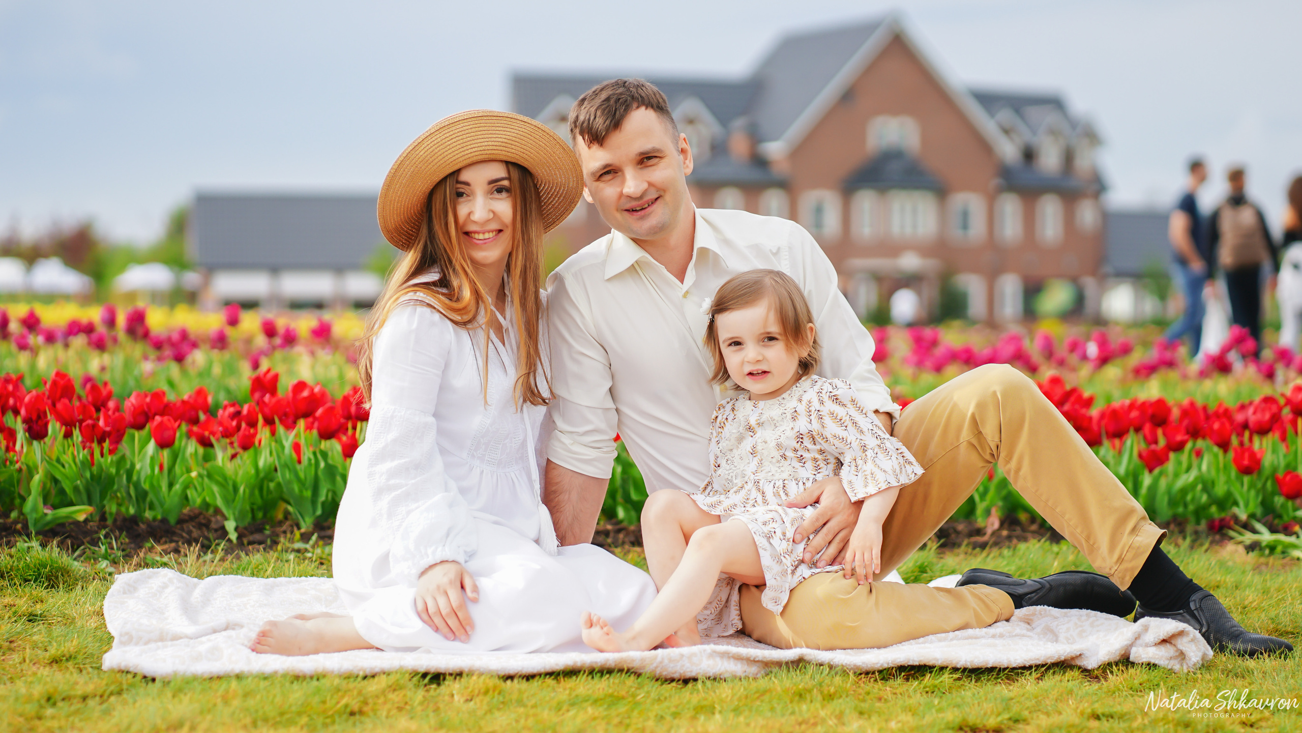Сімейна фотосесія в тюльпанах. Сімейний фотограф Київ Наталія Шкаврон