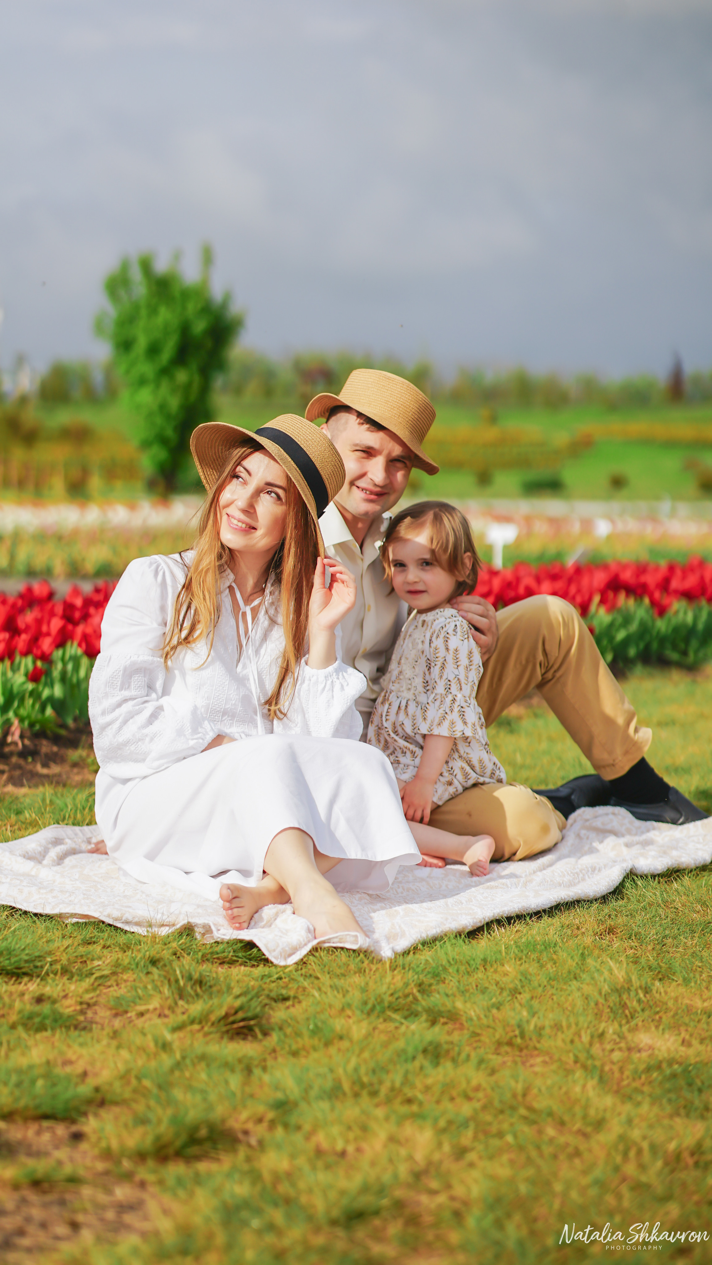 Сімейна фотосесія в тюльпанах. Сімейний фотограф Київ Наталія Шкаврон