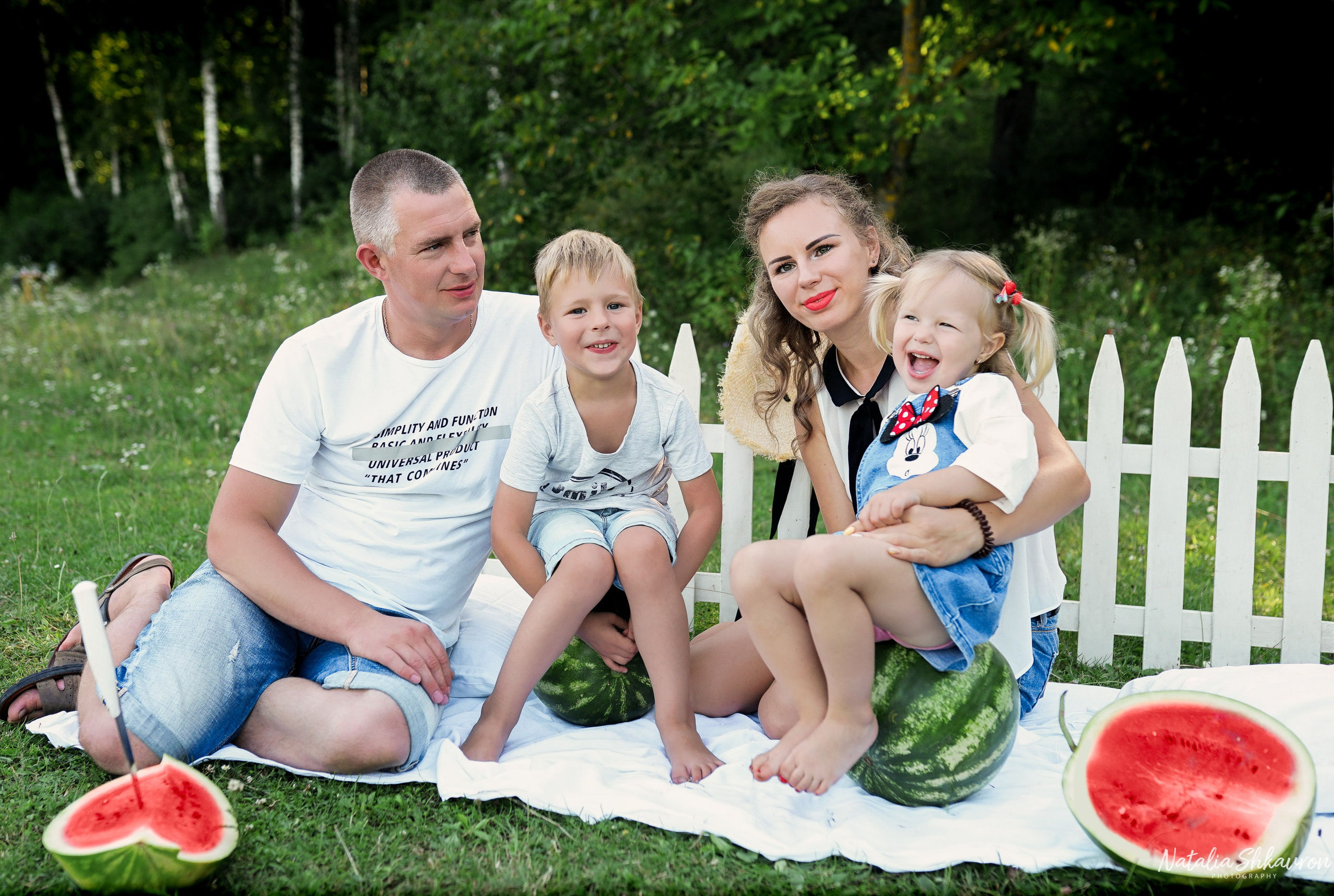 Сімейна фотосесія з кавунами. Family photographer in Kiev Natalia Shkavron