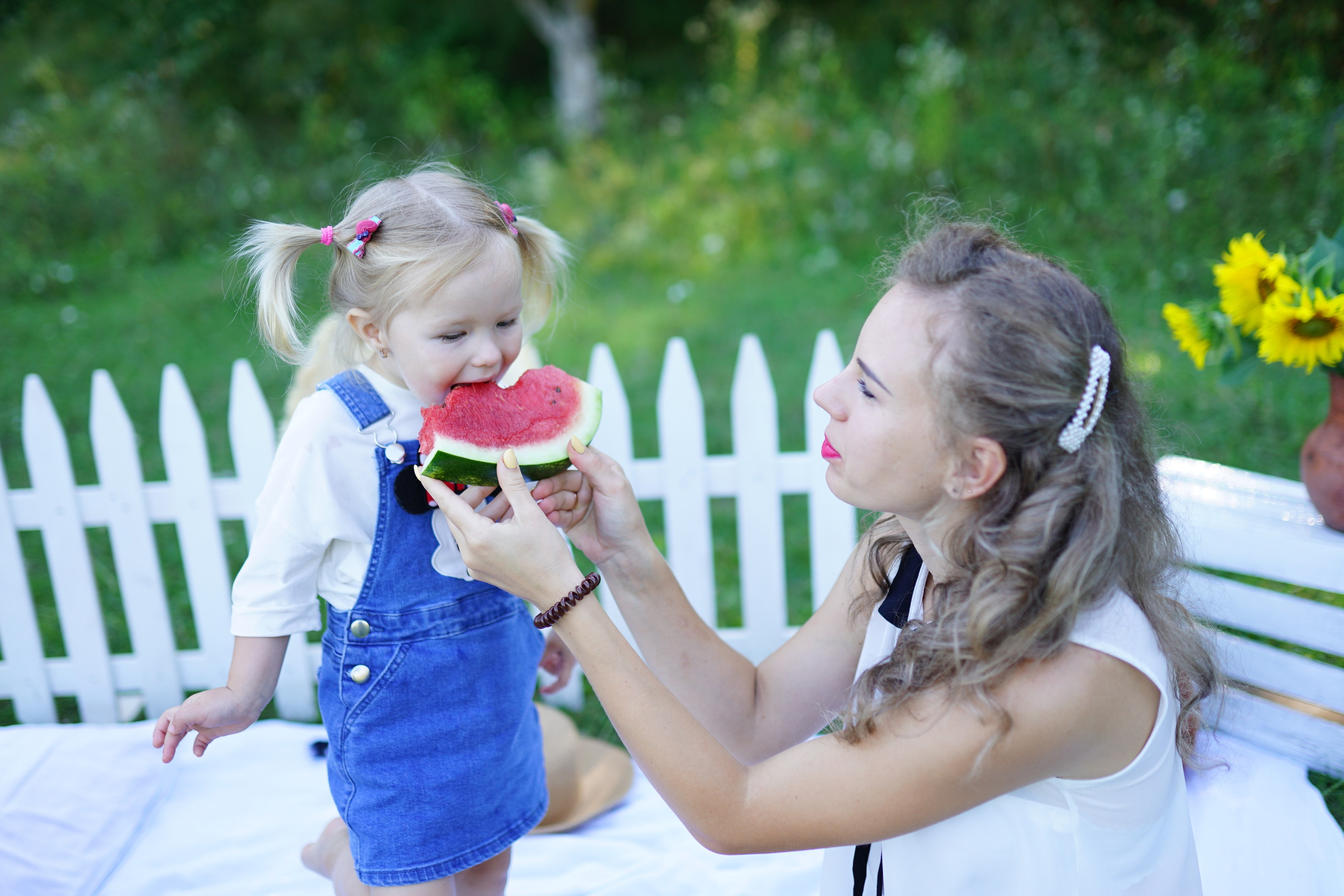 Сімейна фотосесія з кавунами. Family photographer in Kiev Natalia Shkavron