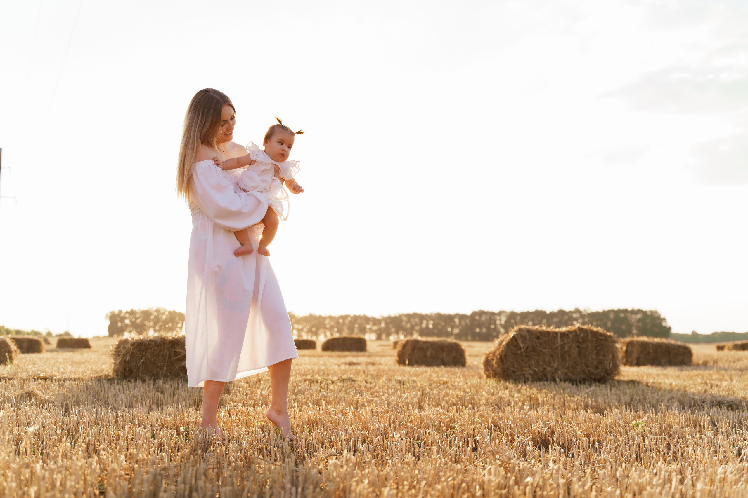 Фотосесія мама та доня в полі з тюками соломи. Сімейний фотограф Київ Наталія Шкаврон