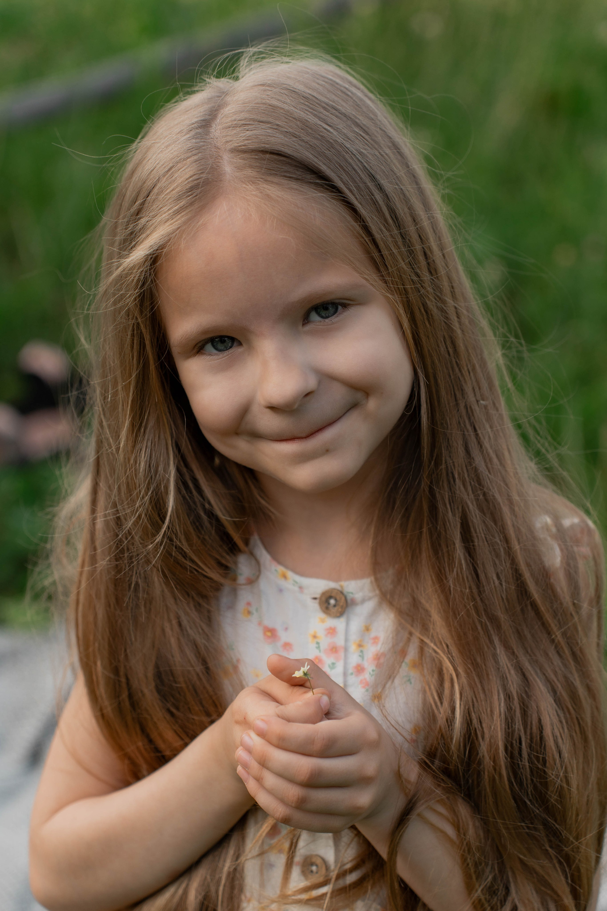 Сімейна фотосесія в Пирогово мами з двома донями. Сімейний фотограф Київ Наталія Шкаврон