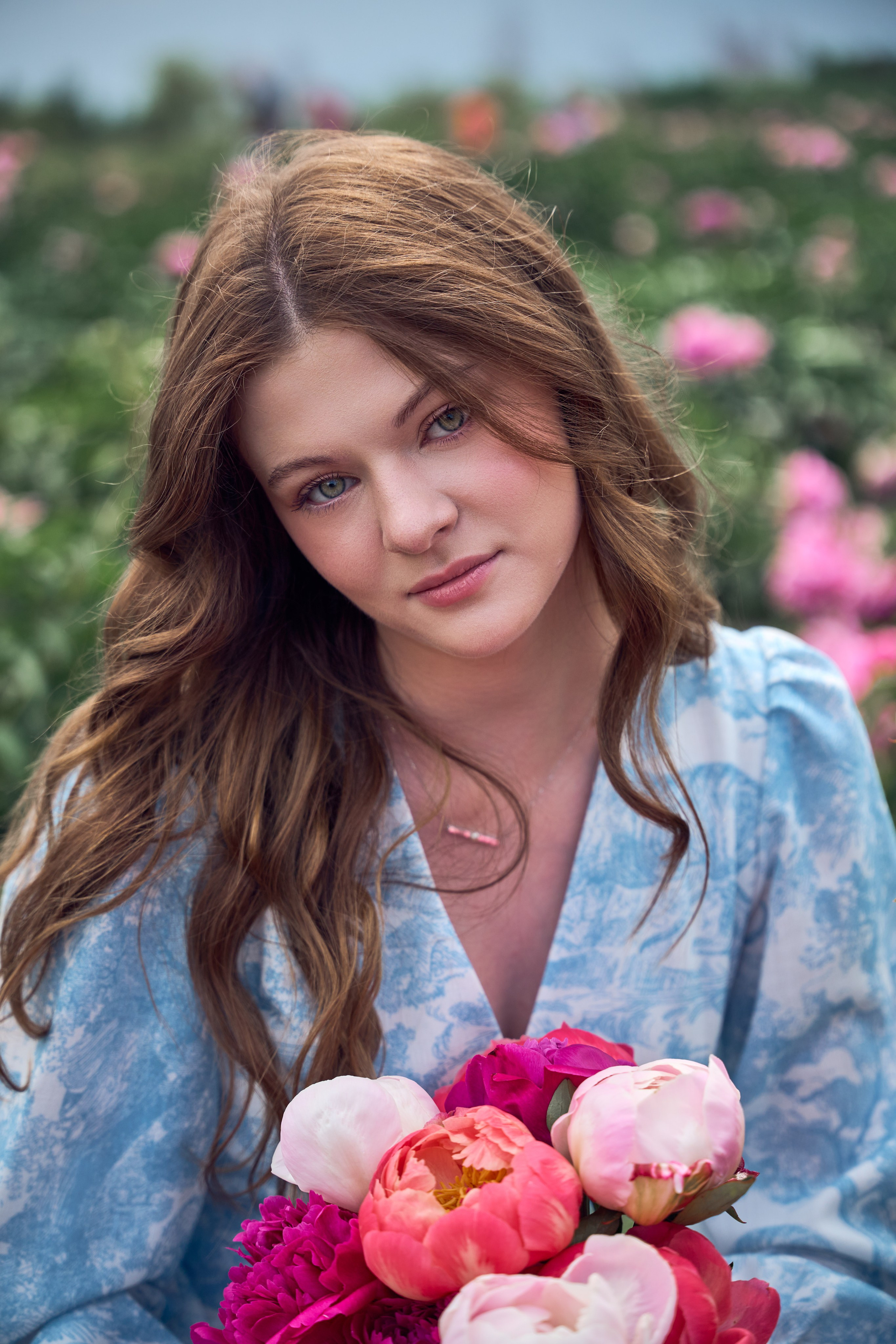 Сімейна фотосесія з піонами у Добропарку. Family photographer in Kiev Natalia Shkavron