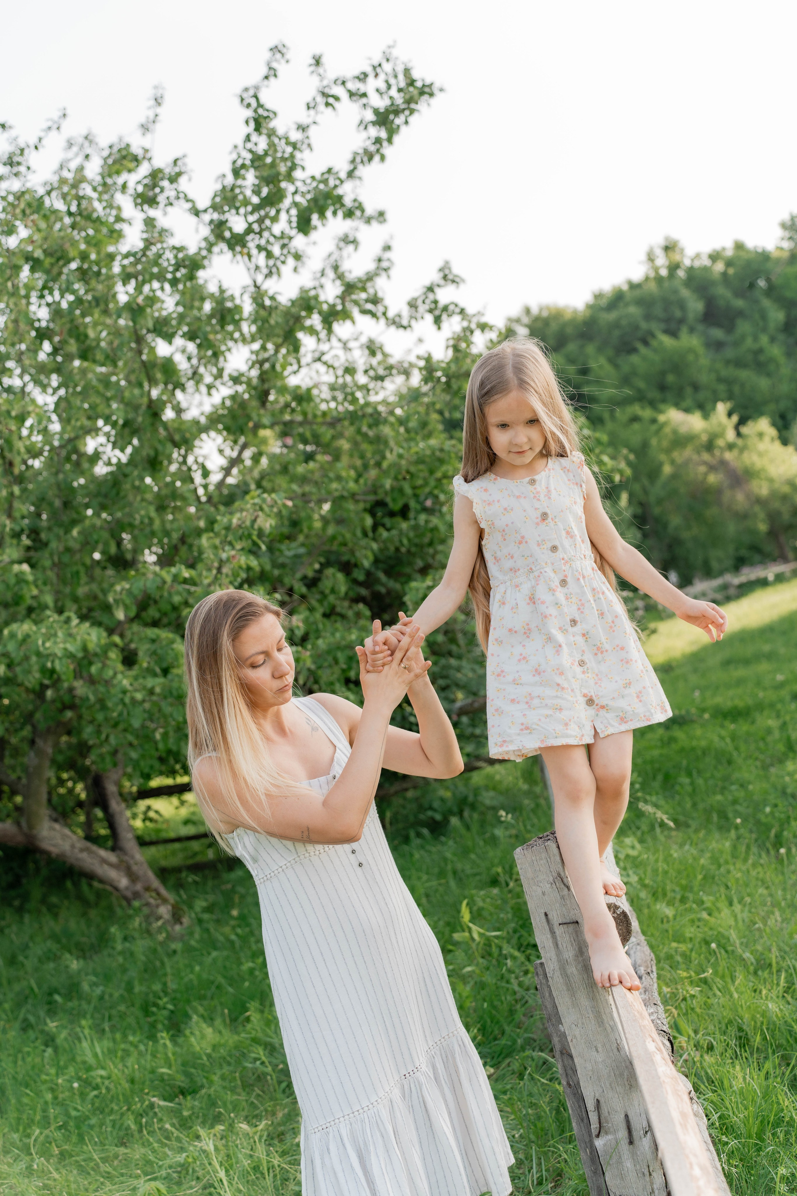 Сімейна фотосесія в Пирогово мами з двома донями. Сімейний фотограф Київ Наталія Шкаврон