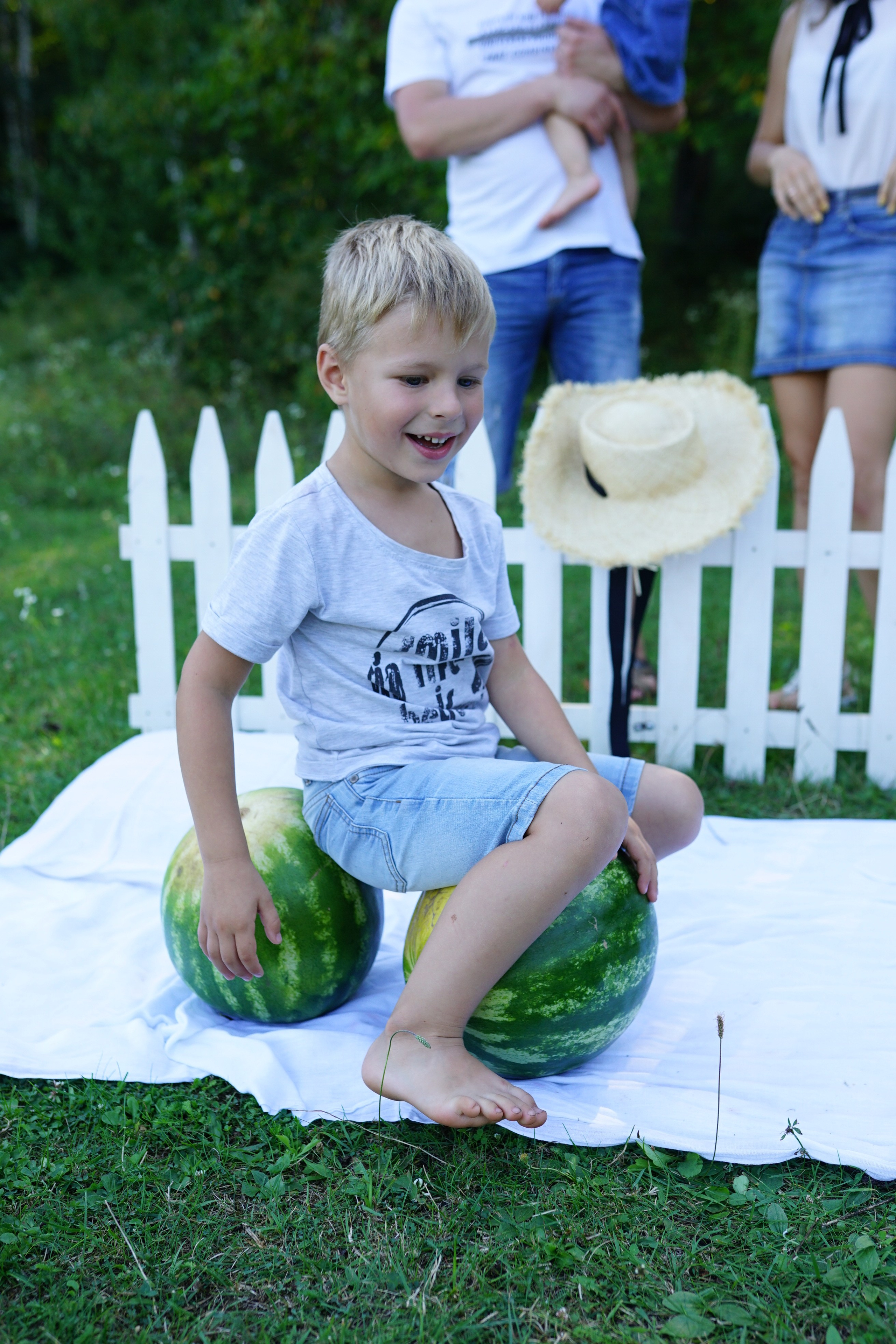 Сімейна фотосесія з кавунами. Family photographer in Kiev Natalia Shkavron