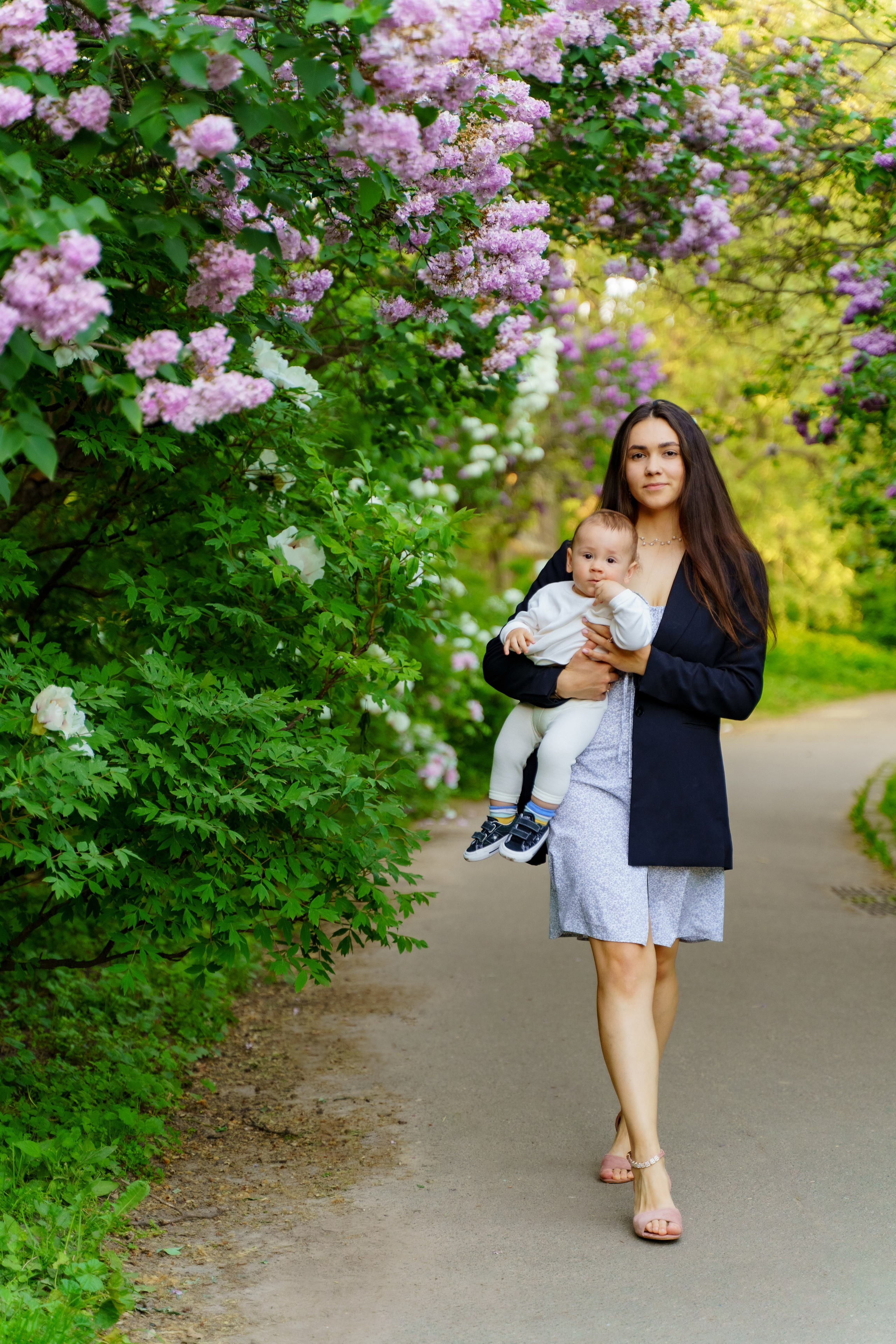 Сімейна фотосесія в бузку Київ. Сімейний фотограф Київ Наталія Шкаврон