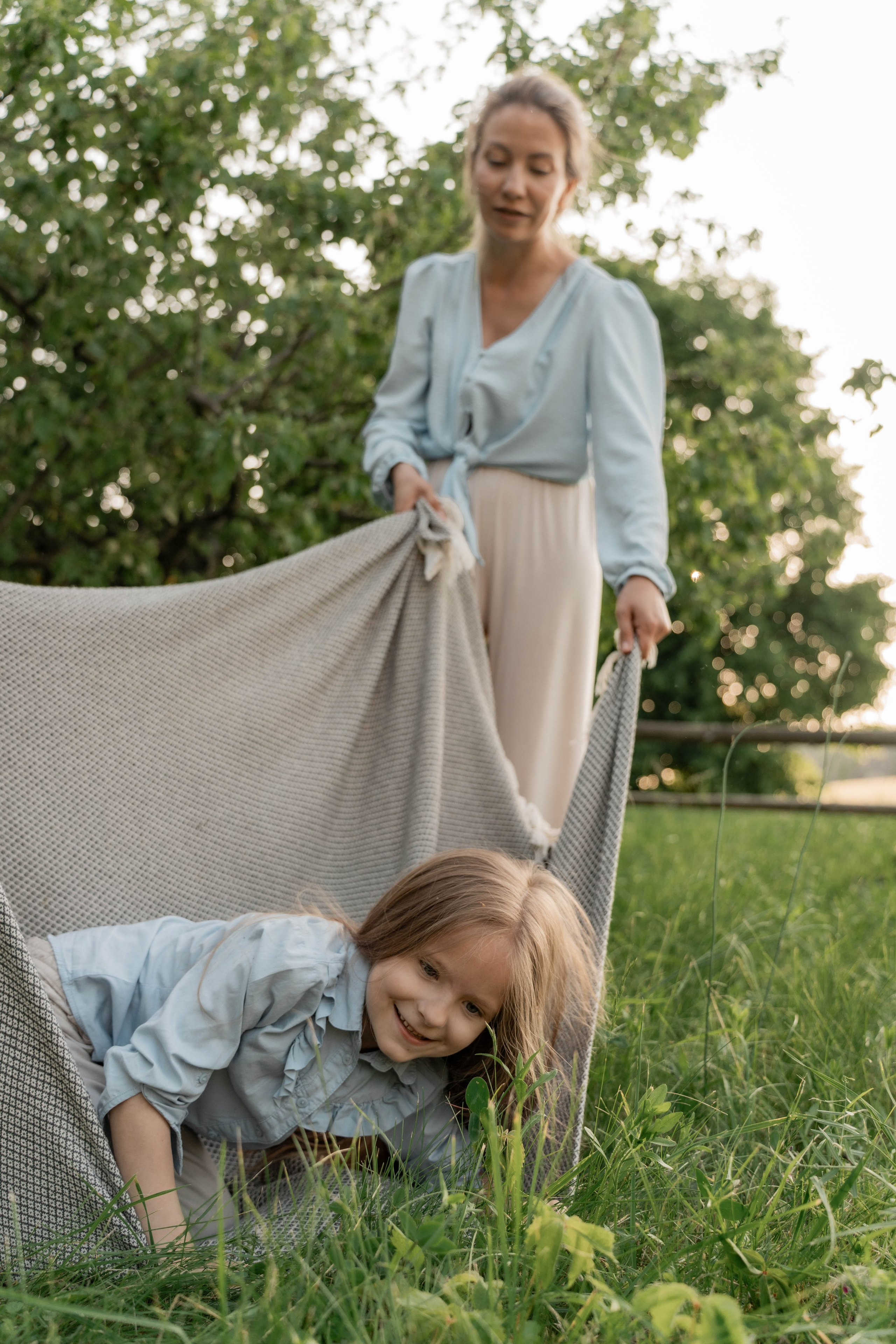 Сімейна фотосесія в Пирогово мами з двома донями. Сімейний фотограф Київ Наталія Шкаврон