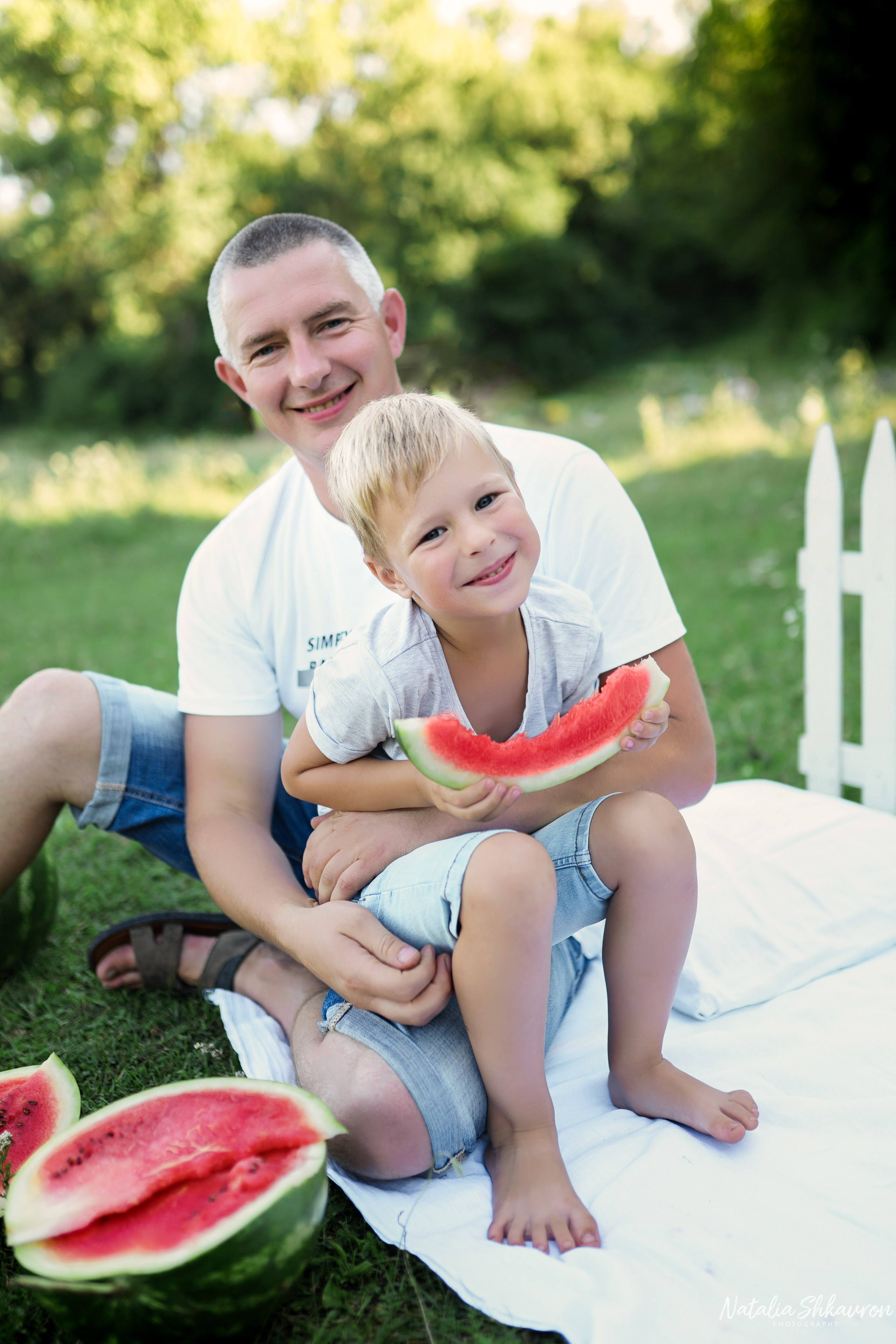 Сімейна фотосесія з кавунами. Family photographer in Kiev Natalia Shkavron