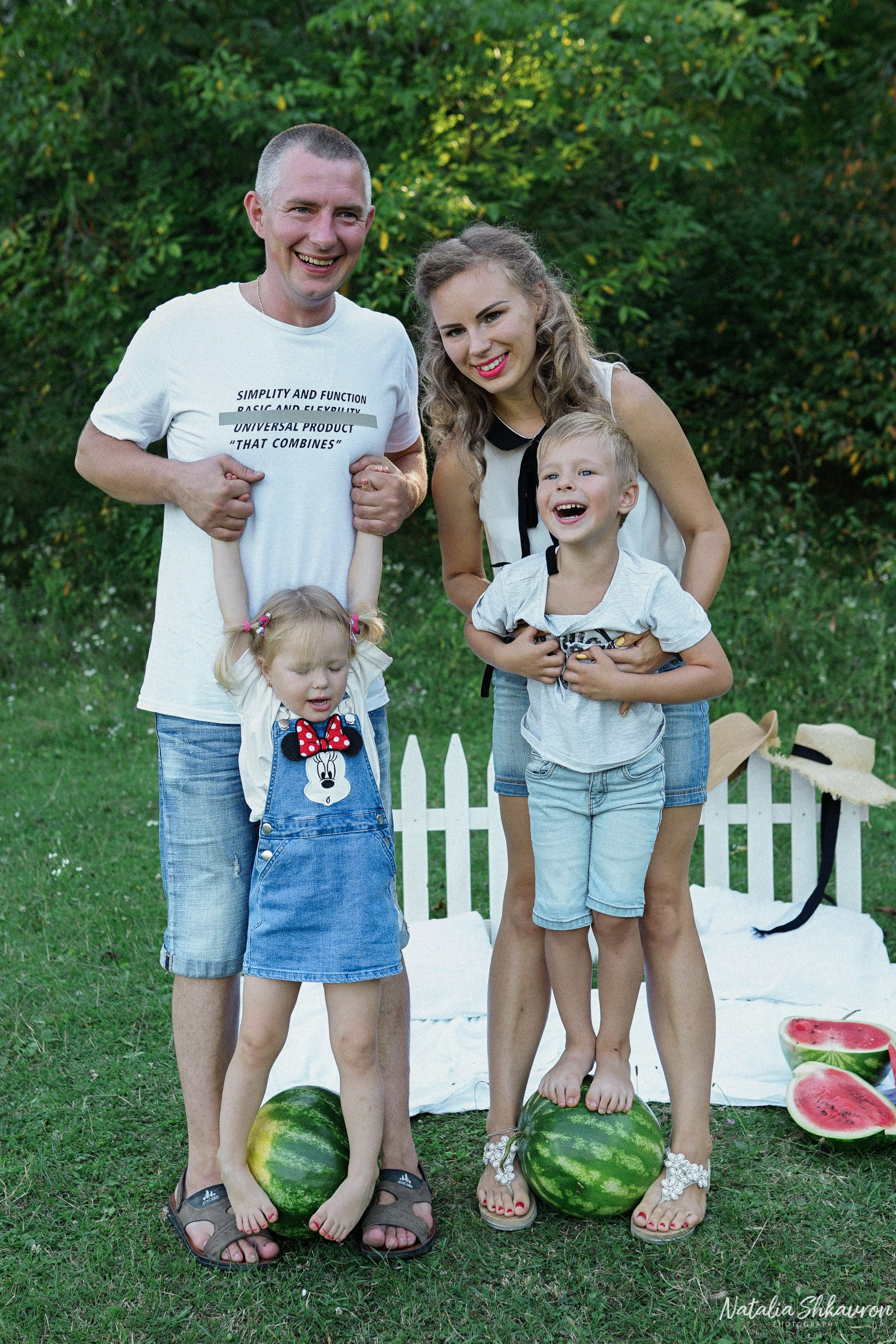 Сімейна фотосесія з кавунами. Family photographer in Kiev Natalia Shkavron