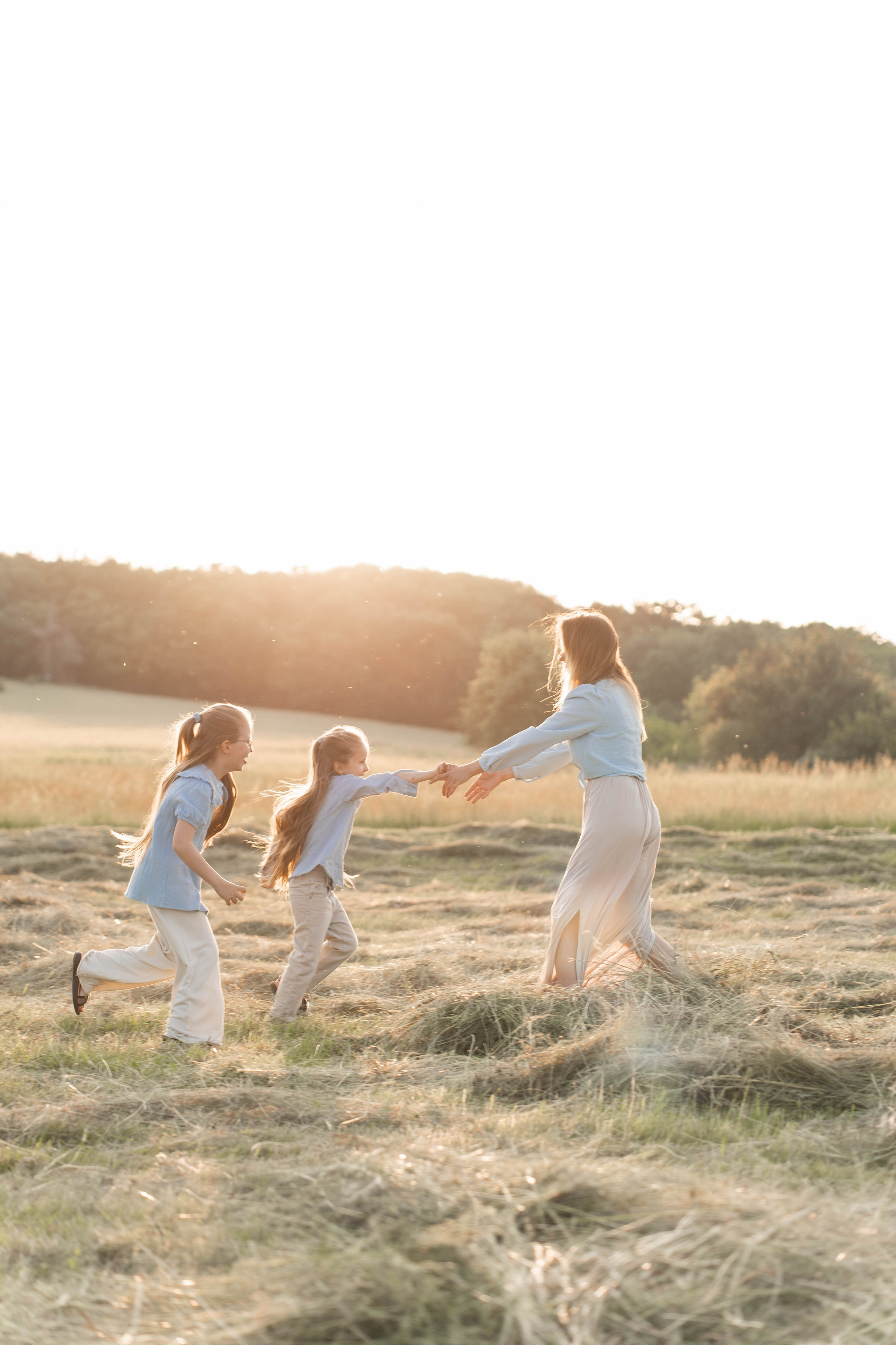 Сімейна фотосесія в Пирогово мами з двома донями. Сімейний фотограф Київ Наталія Шкаврон