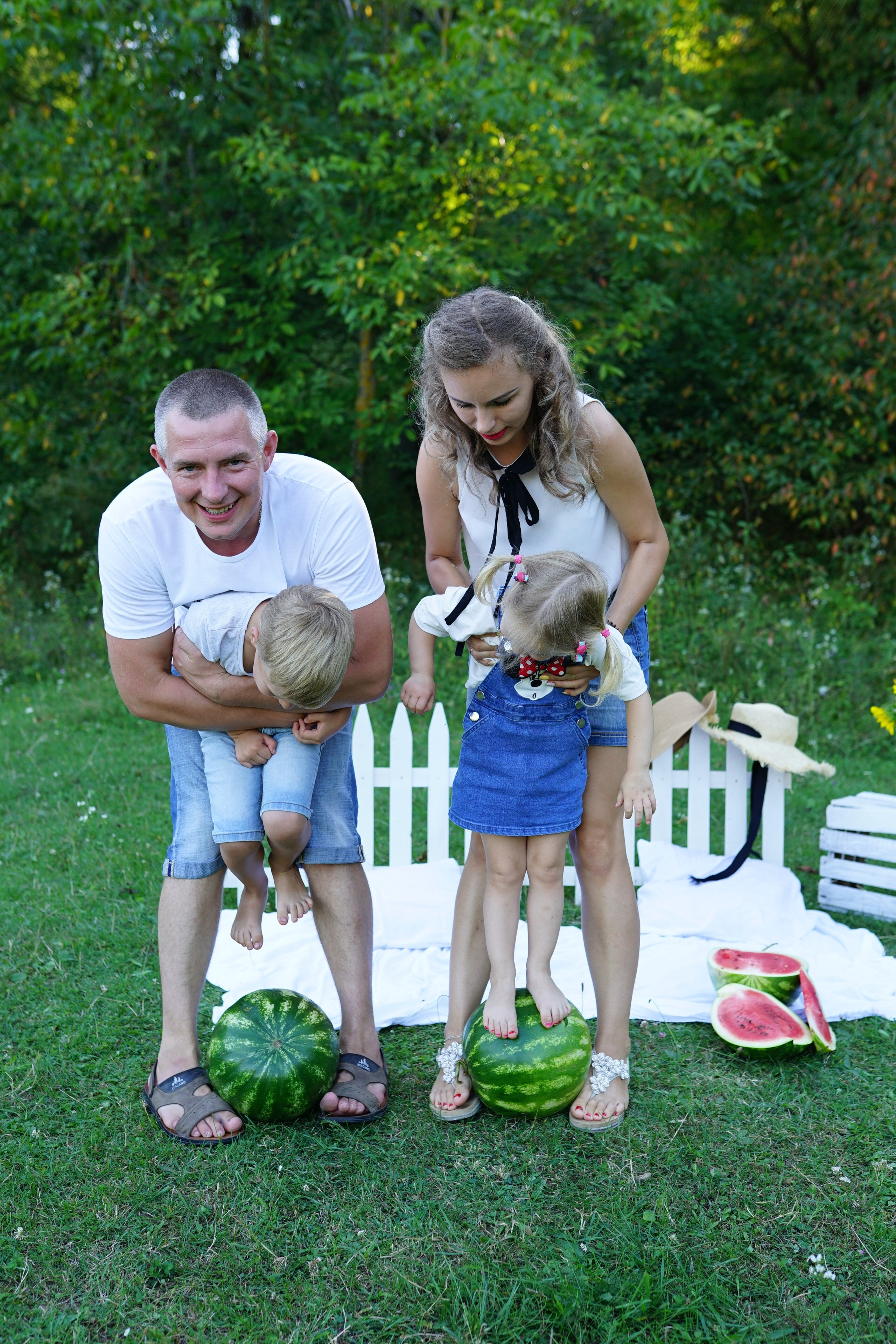 Сімейна фотосесія з кавунами. Family photographer in Kiev Natalia Shkavron