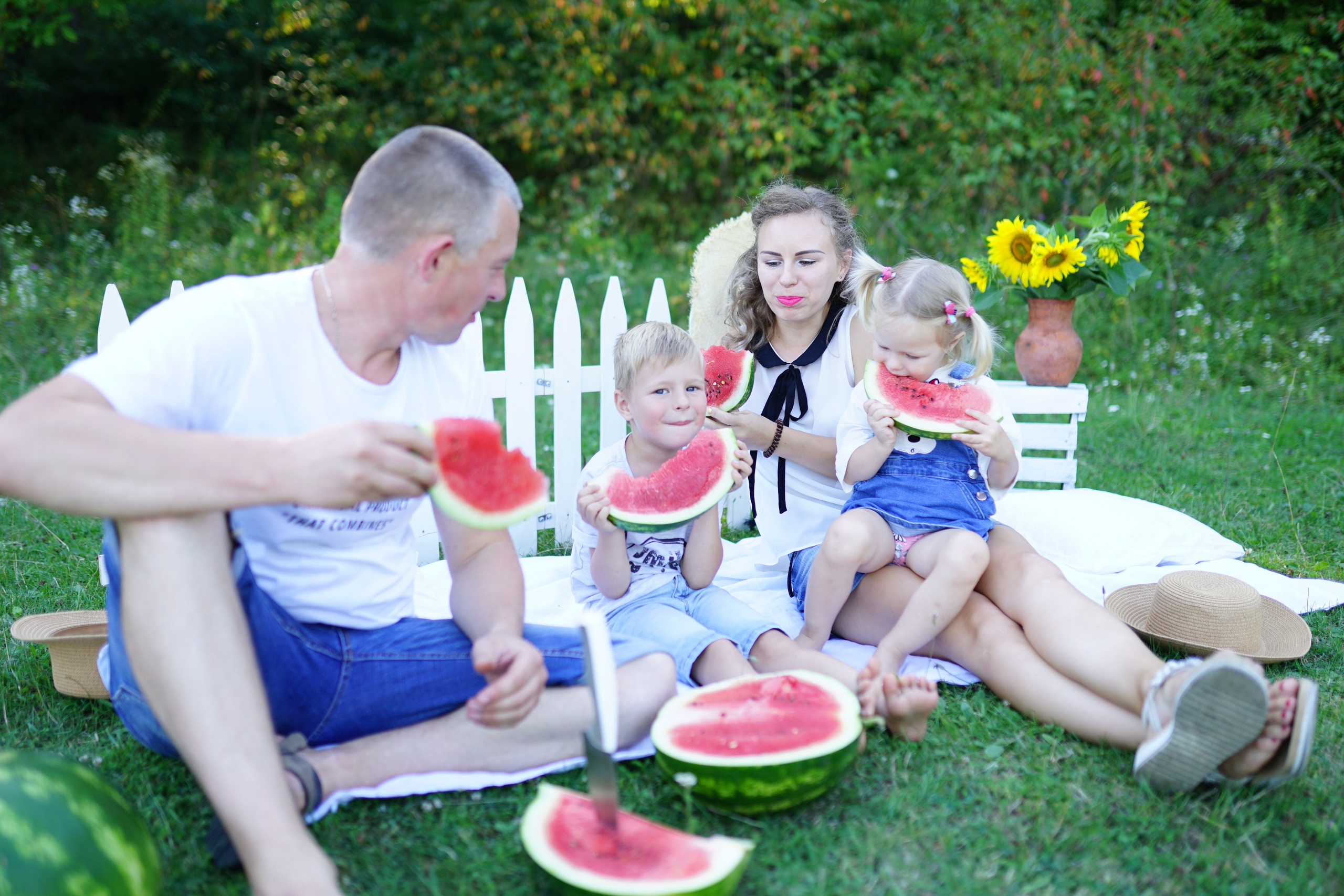 Сімейна фотосесія з кавунами. Family photographer in Kiev Natalia Shkavron