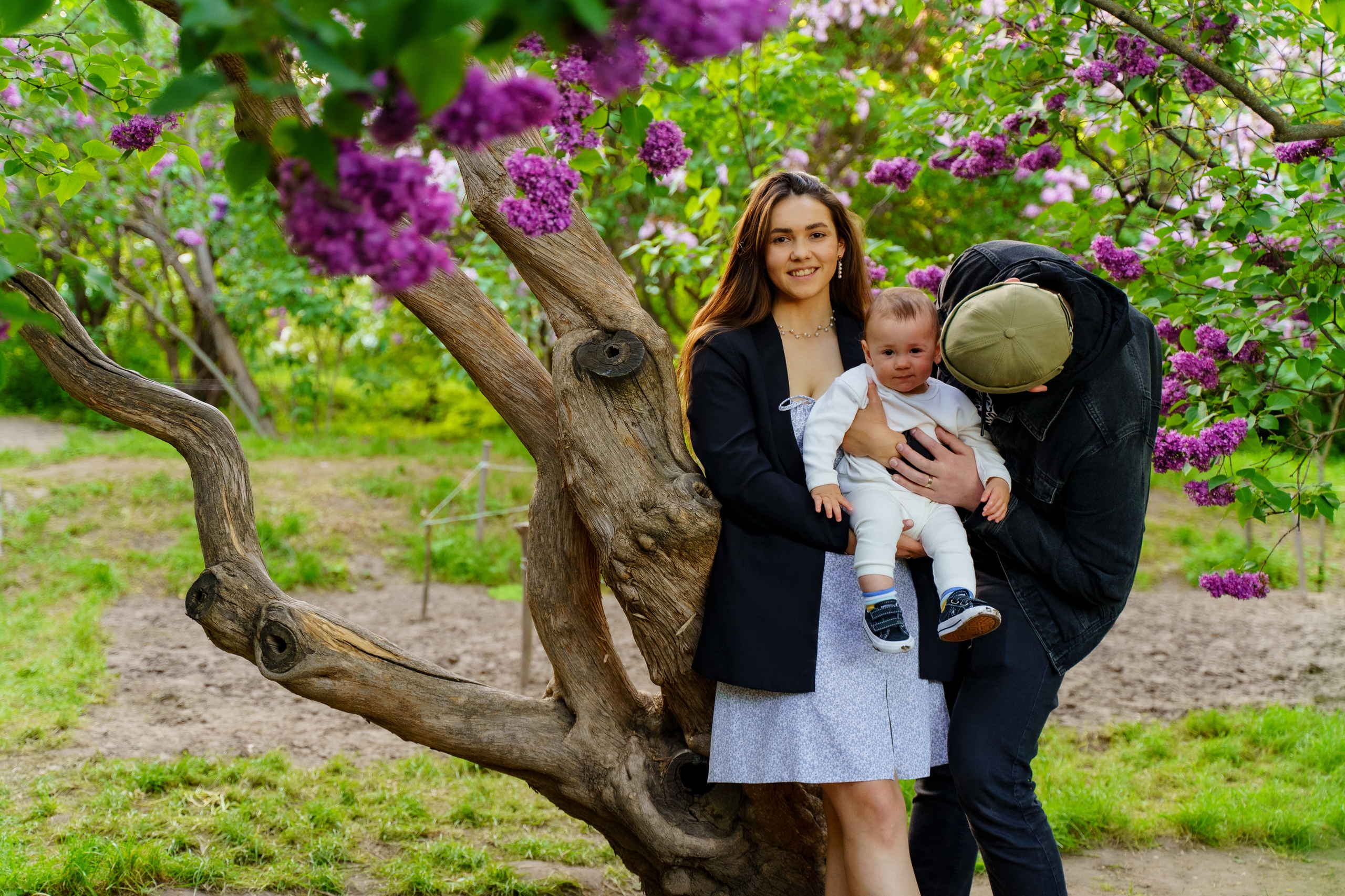 Сімейна фотосесія в бузку Київ. Сімейний фотограф Київ Наталія Шкаврон