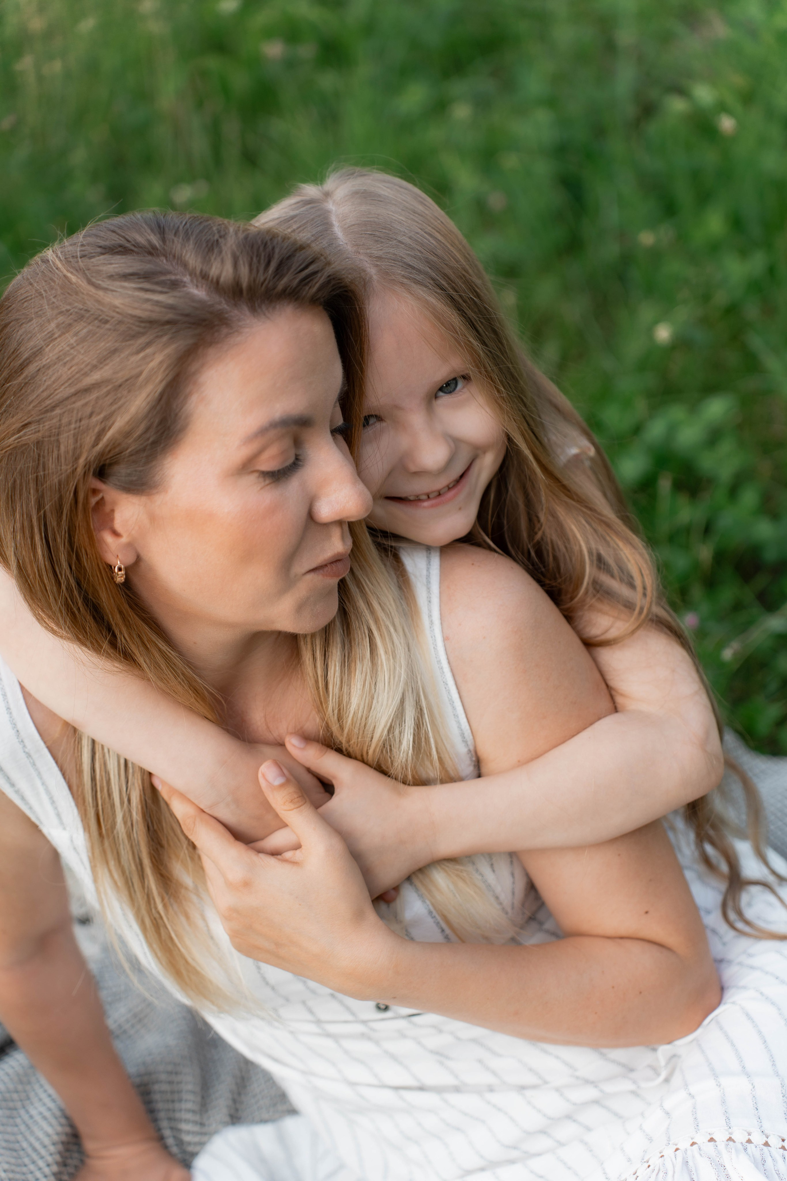 Сімейна фотосесія в Пирогово мами з двома донями. Сімейний фотограф Київ Наталія Шкаврон