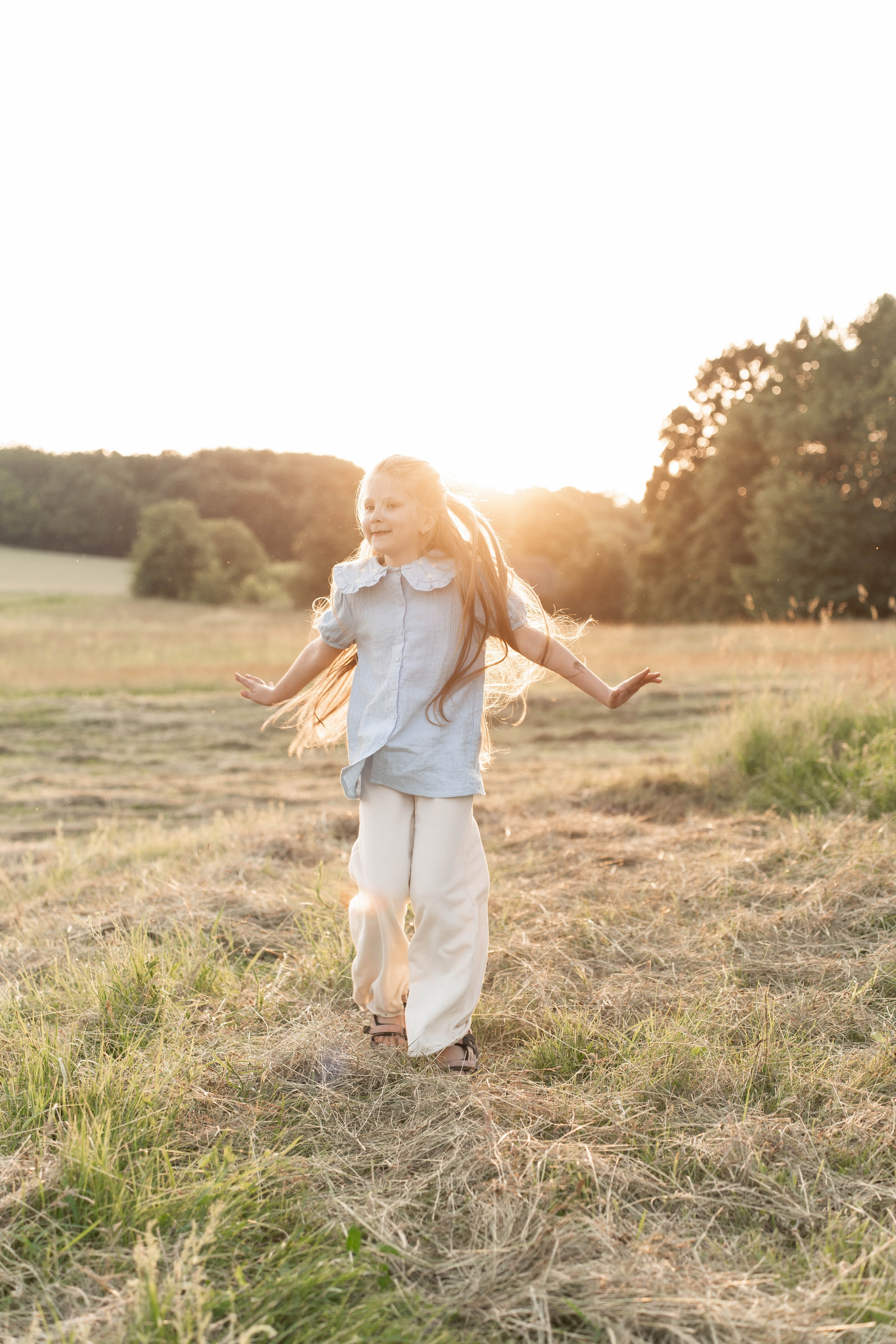 Сімейна фотосесія в Пирогово мами з двома донями. Сімейний фотограф Київ Наталія Шкаврон