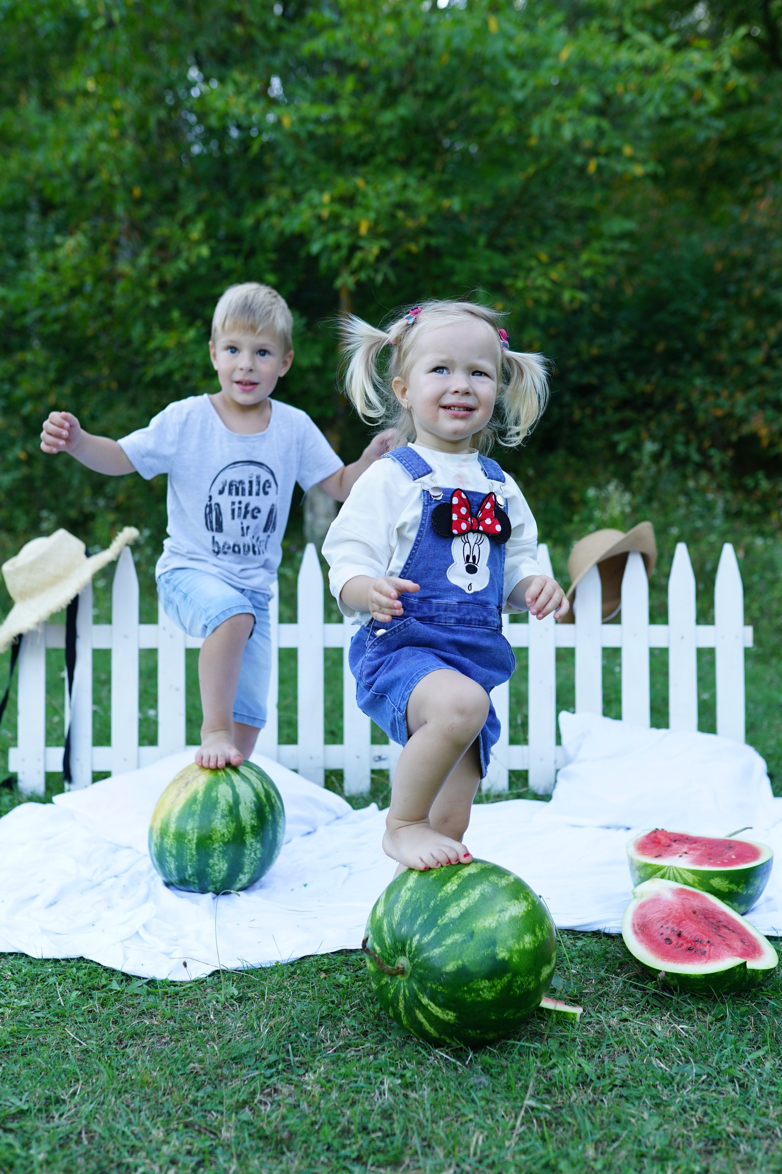 Сімейна фотосесія з кавунами. Family photographer in Kiev Natalia Shkavron