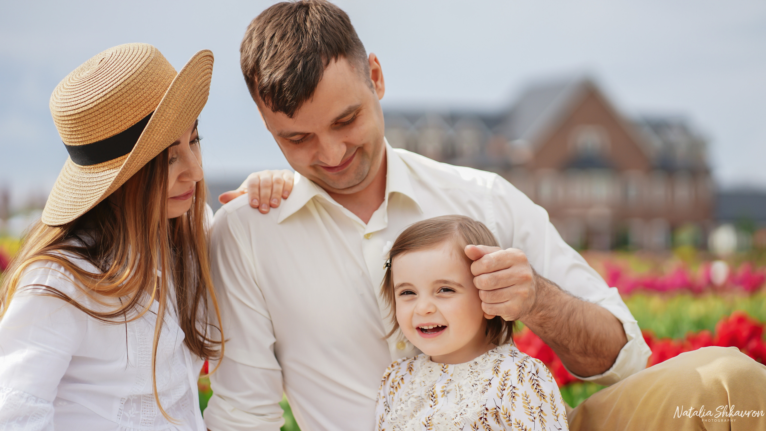 Сімейна фотосесія в тюльпанах. Сімейний фотограф Київ Наталія Шкаврон