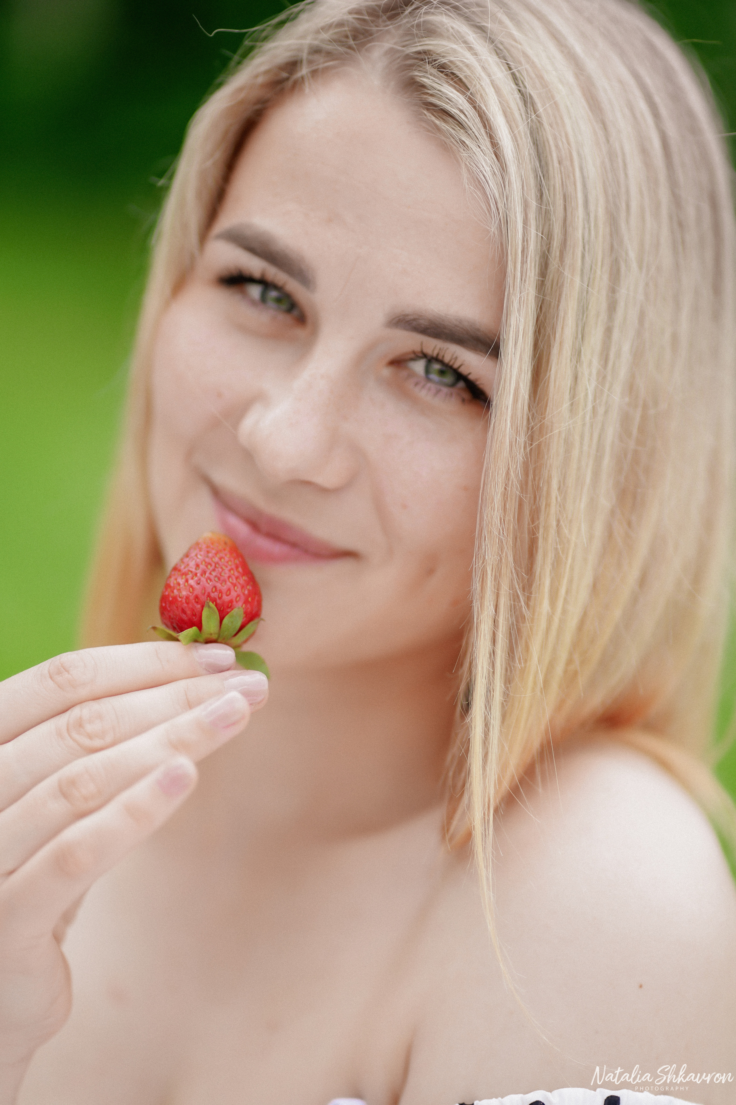 Фотосесія з полуницею. Family photographer in Kiev Natalia Shkavron