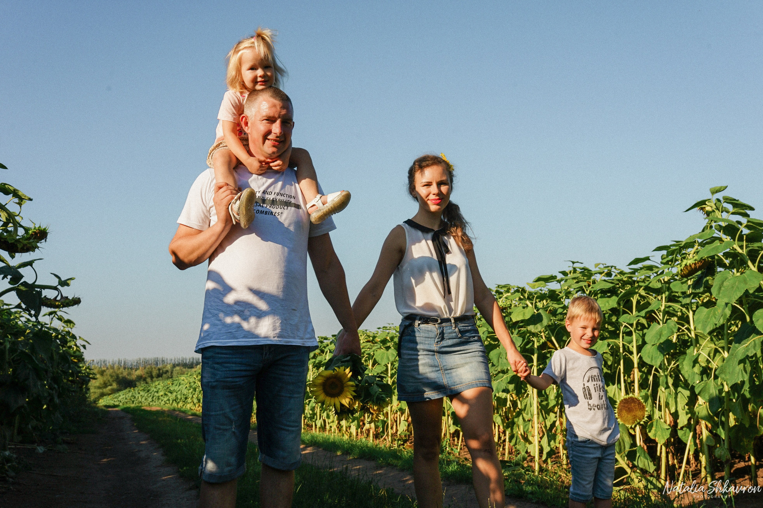 Сімейна фотосесія з кавунами. Family photographer in Kiev Natalia Shkavron