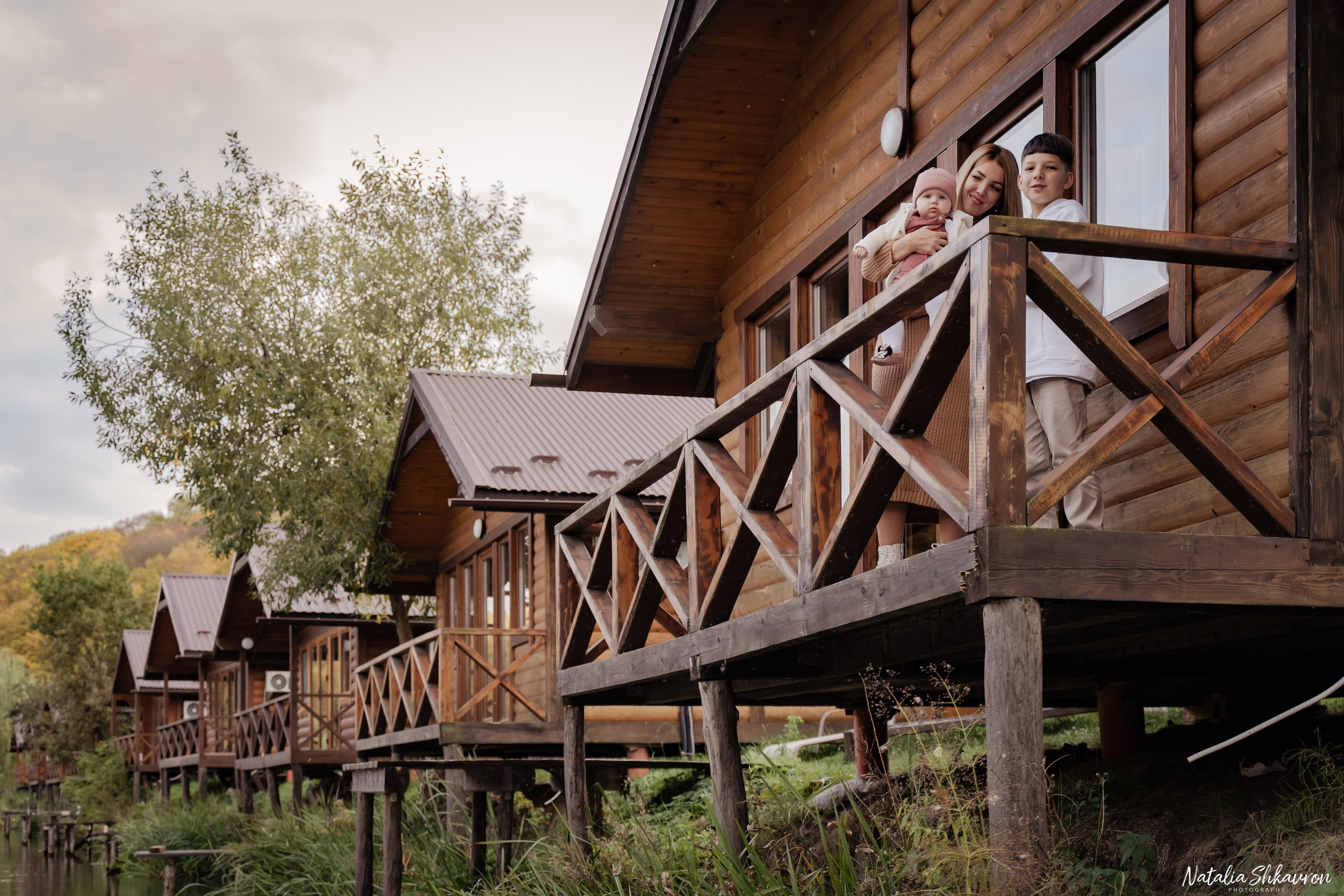 Сімейна фотосесія восени біля води. Family photographer in Kiev Natalia Shkavron