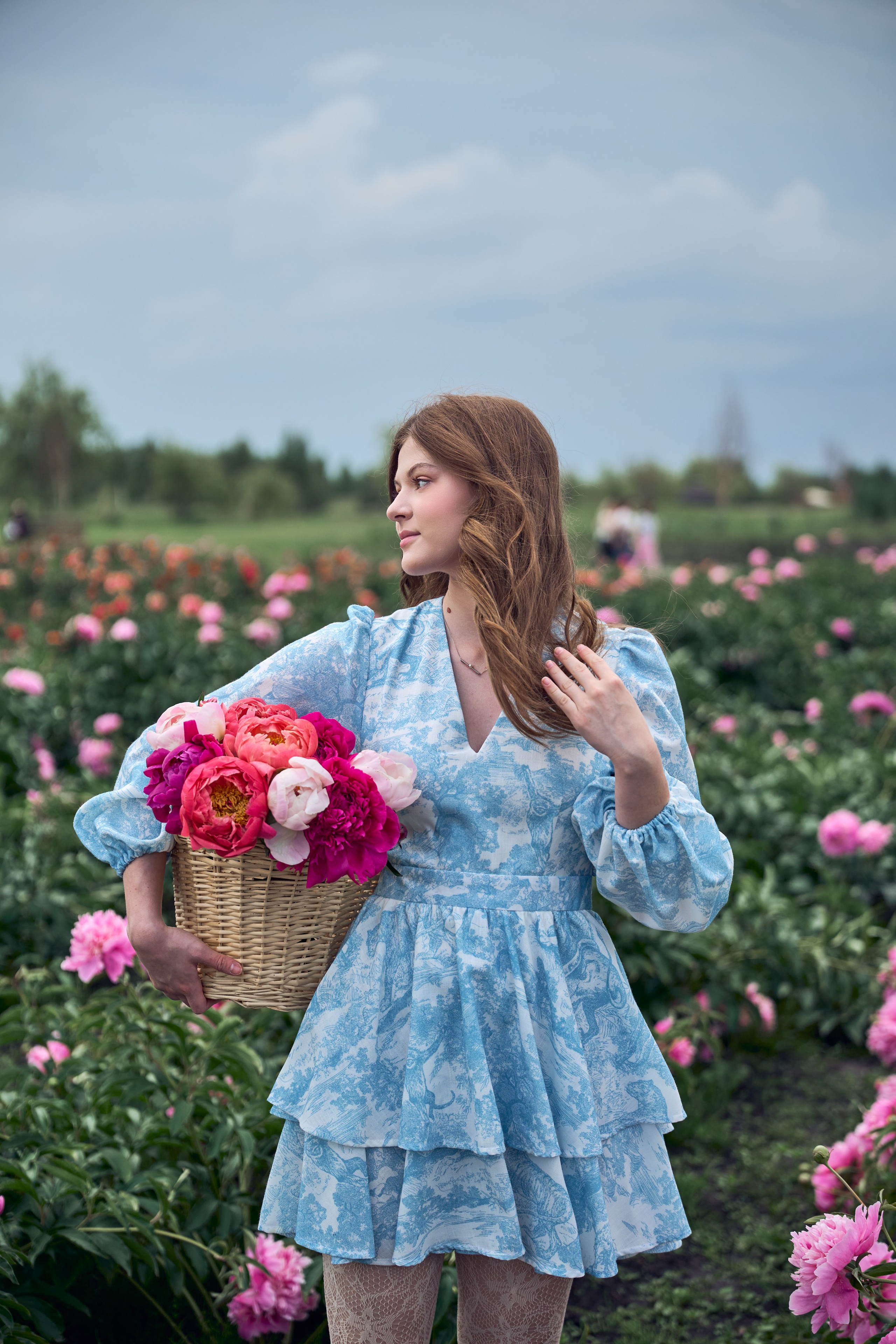 Сімейна фотосесія з піонами у Добропарку. Family photographer in Kiev Natalia Shkavron