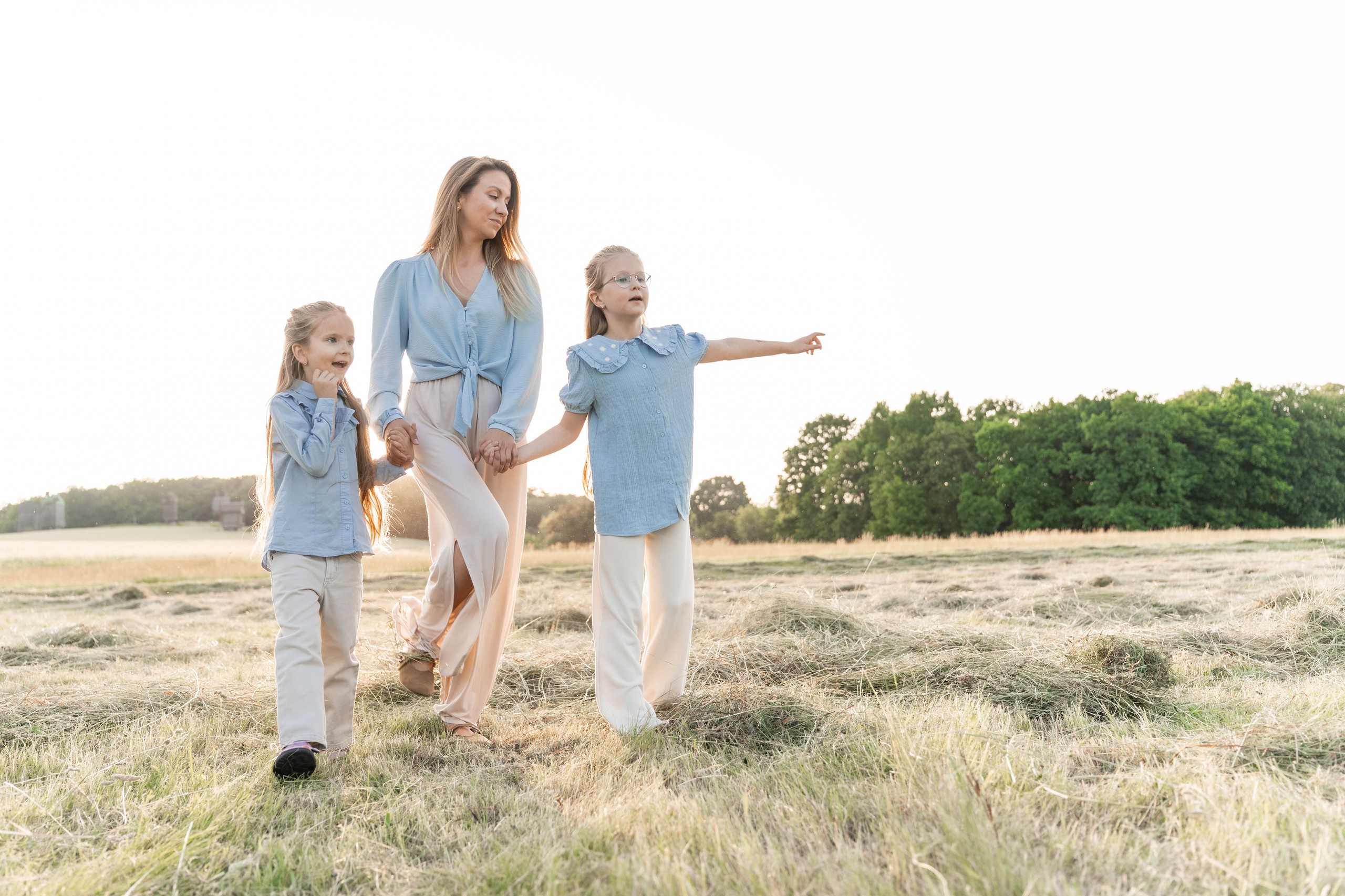 Сімейна фотосесія в Пирогово мами з двома донями. Сімейний фотограф Київ Наталія Шкаврон