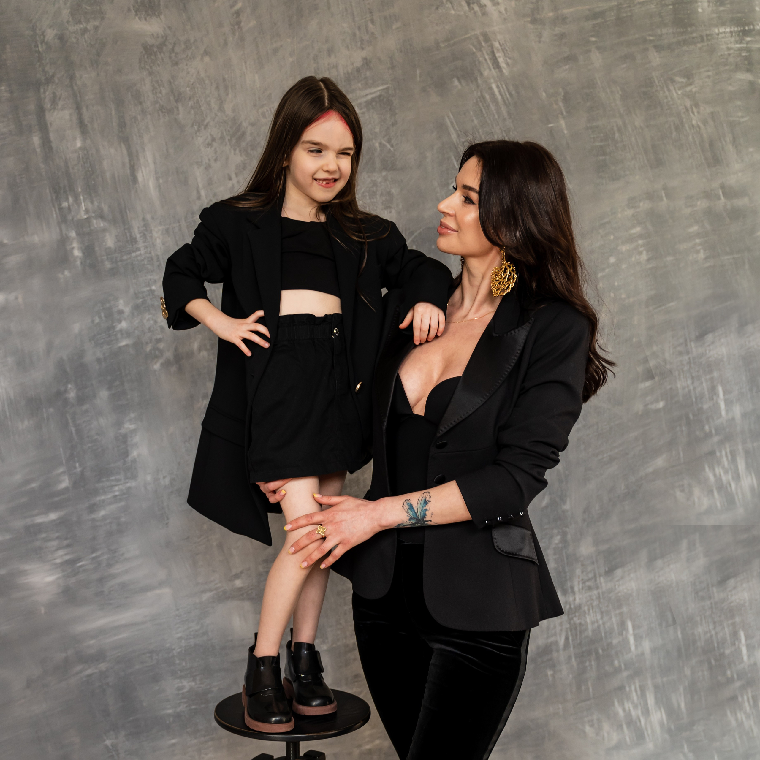 Стильна фотосесія мама та доня 8 березня. Сімейний фотограф Київ Наталія Шкаврон