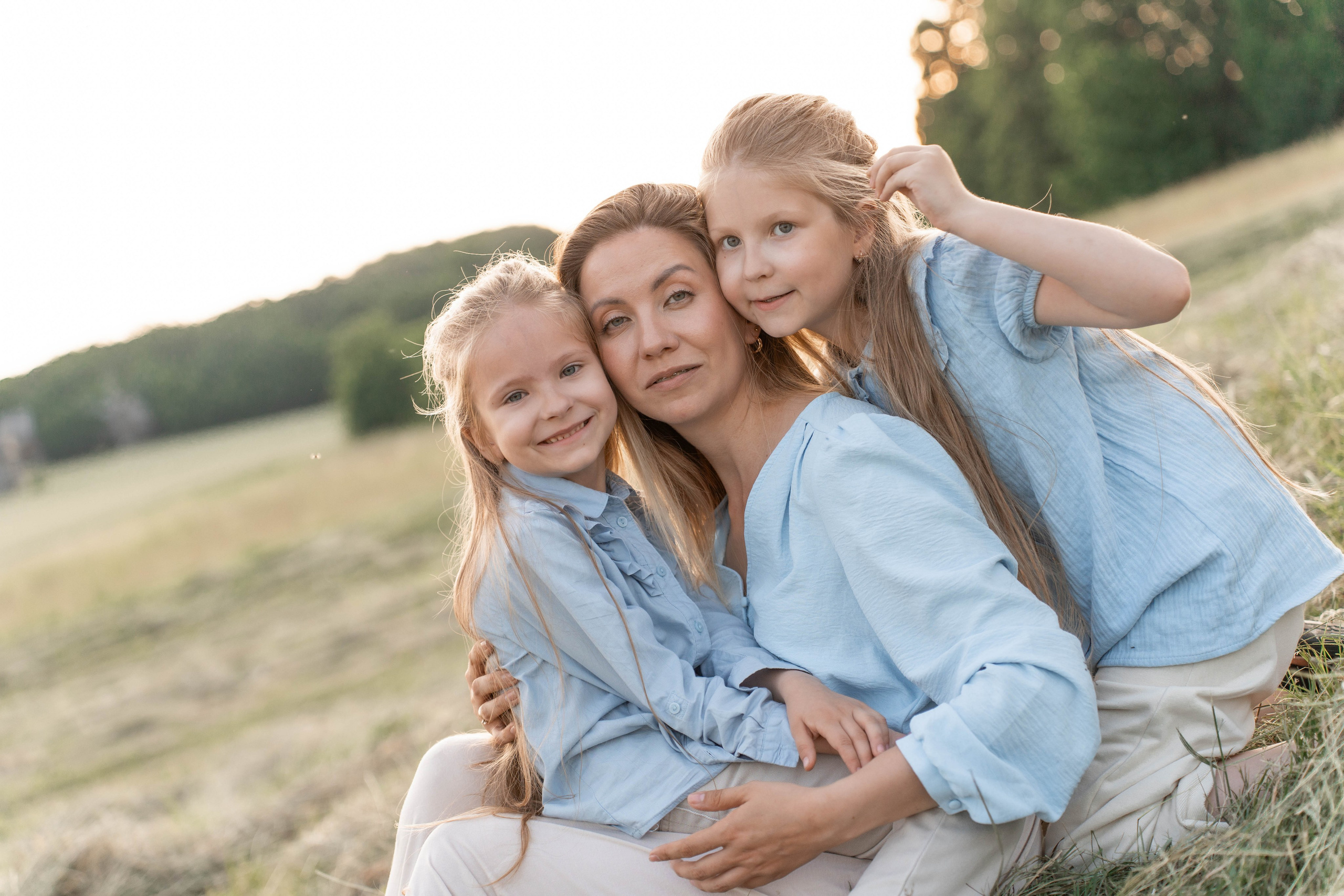Сімейна фотосесія в Пирогово мами з двома донями. Сімейний фотограф Київ Наталія Шкаврон
